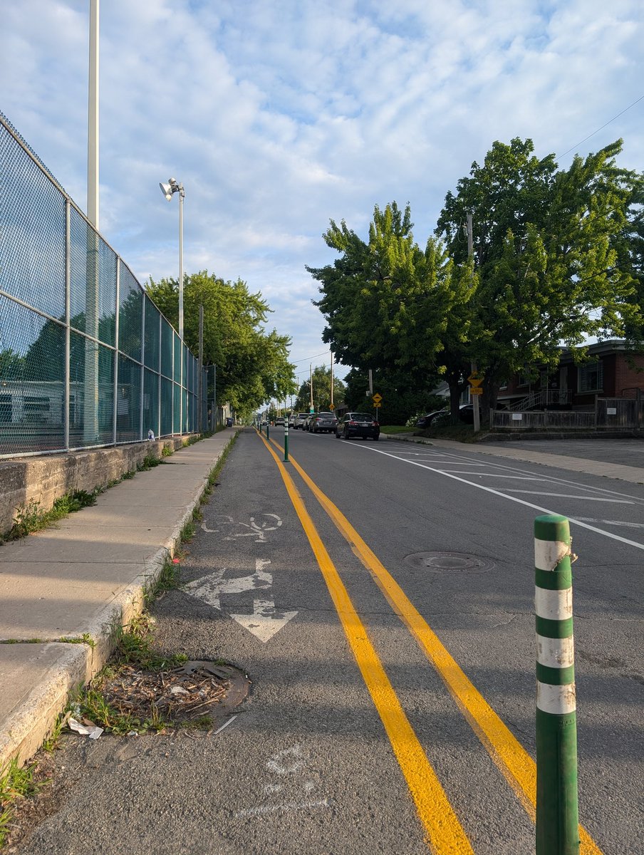 Ju_desaulniers's tweet photo. Ça bouge un peu partout à Laval, dont ici dans Laval-Des-Rapides avec une nouvelle mise à sens unique en tête-bêche sur la rue Laurier dans le secteur du parc d'éducation cycliste Bon-Pasteur, dans le cadre d'un resurf en cours.

#laval #vélomtl #mobilitéactive #lavalourien https://t.co/YwkWFYvOMb