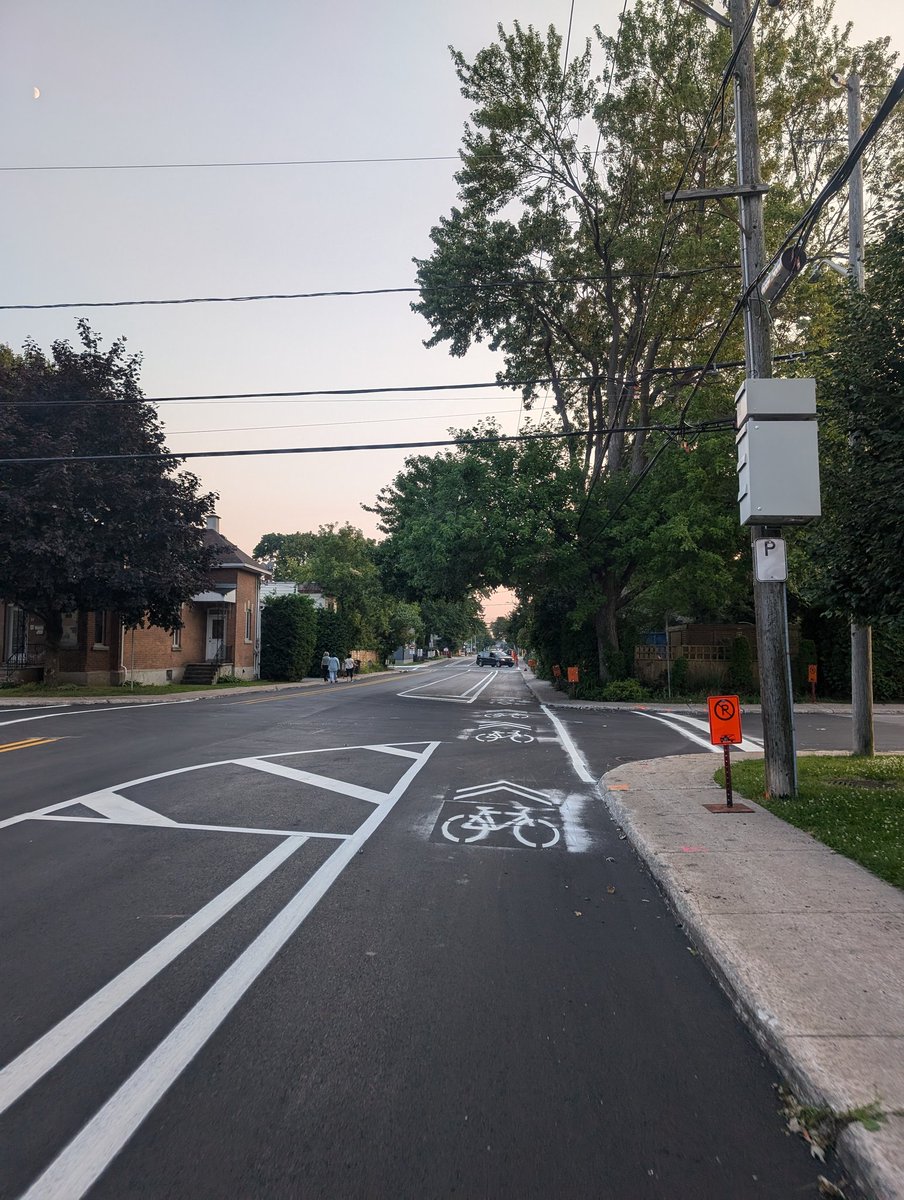 Ju_desaulniers's tweet photo. Ça bouge un peu partout à Laval, dont ici dans Laval-Des-Rapides avec une nouvelle mise à sens unique en tête-bêche sur la rue Laurier dans le secteur du parc d'éducation cycliste Bon-Pasteur, dans le cadre d'un resurf en cours.

#laval #vélomtl #mobilitéactive #lavalourien https://t.co/YwkWFYvOMb