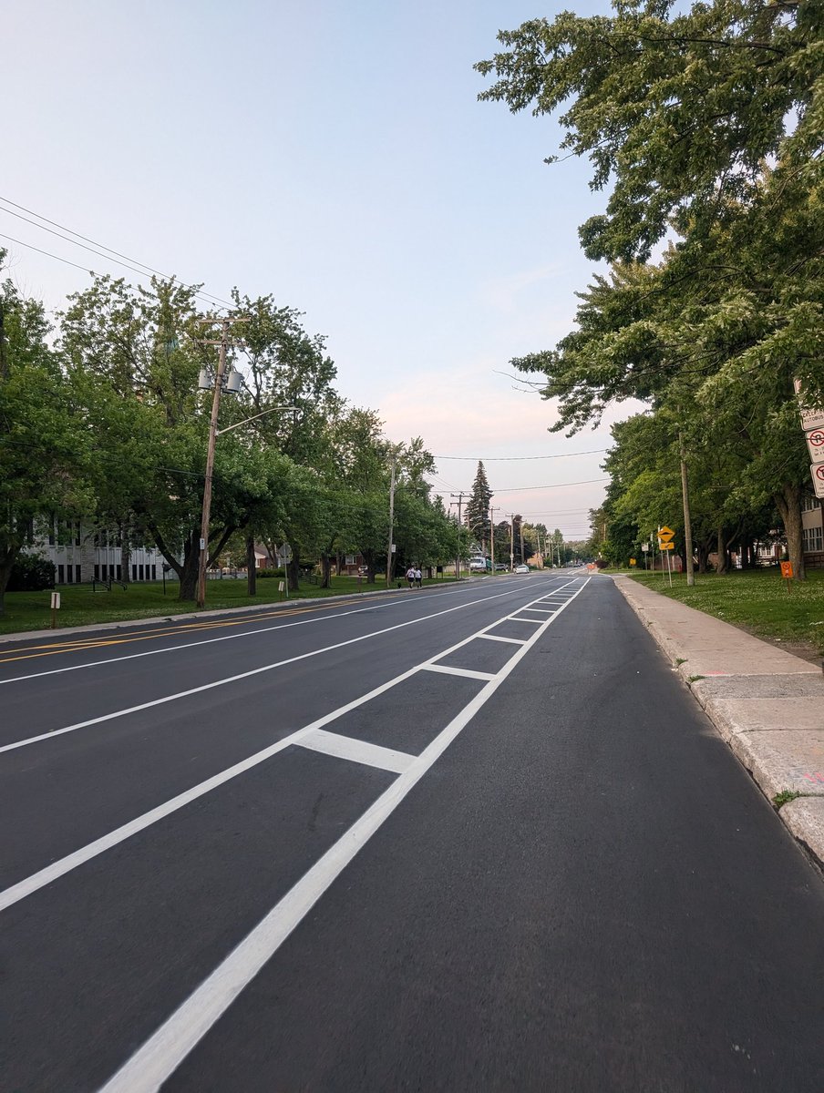 Ju_desaulniers's tweet photo. Ça bouge un peu partout à Laval, dont ici dans Laval-Des-Rapides avec une nouvelle mise à sens unique en tête-bêche sur la rue Laurier dans le secteur du parc d'éducation cycliste Bon-Pasteur, dans le cadre d'un resurf en cours.

#laval #vélomtl #mobilitéactive #lavalourien https://t.co/YwkWFYvOMb