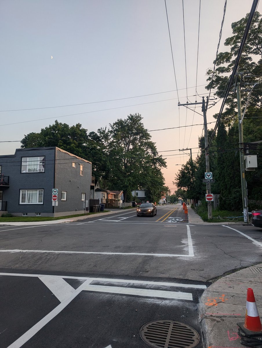 Ju_desaulniers's tweet photo. Ça bouge un peu partout à Laval, dont ici dans Laval-Des-Rapides avec une nouvelle mise à sens unique en tête-bêche sur la rue Laurier dans le secteur du parc d'éducation cycliste Bon-Pasteur, dans le cadre d'un resurf en cours.

#laval #vélomtl #mobilitéactive #lavalourien https://t.co/YwkWFYvOMb