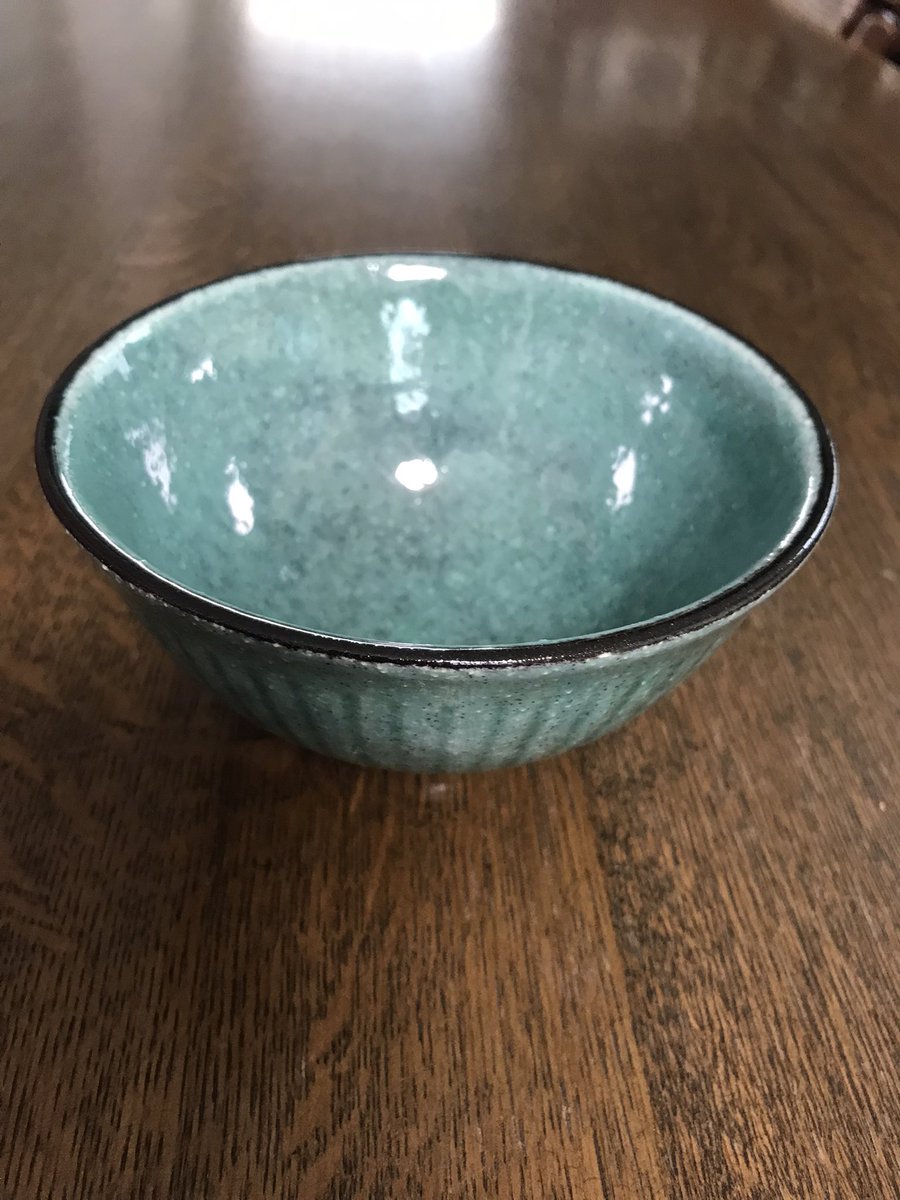 EBISUYA100's tweet photo. #bluebamboo 

This is a blue bamboo colored rice bowl.

The high stand is chocolate colored, tightening the overall outline.

The ground pattern is straight, which reminds us of a bamboo grove. That is why we introduced it as blue bamboo color instead of emerald green this time! https://t.co/42pf52WSlt