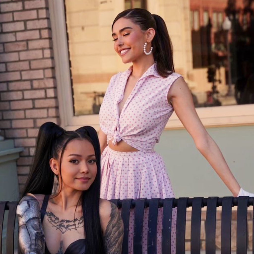 sitesbeer's tweet image. Madison Beer lost the ‘Favorite Social Music Star’ award to Bella Poarch at the Kids Choice Awards.