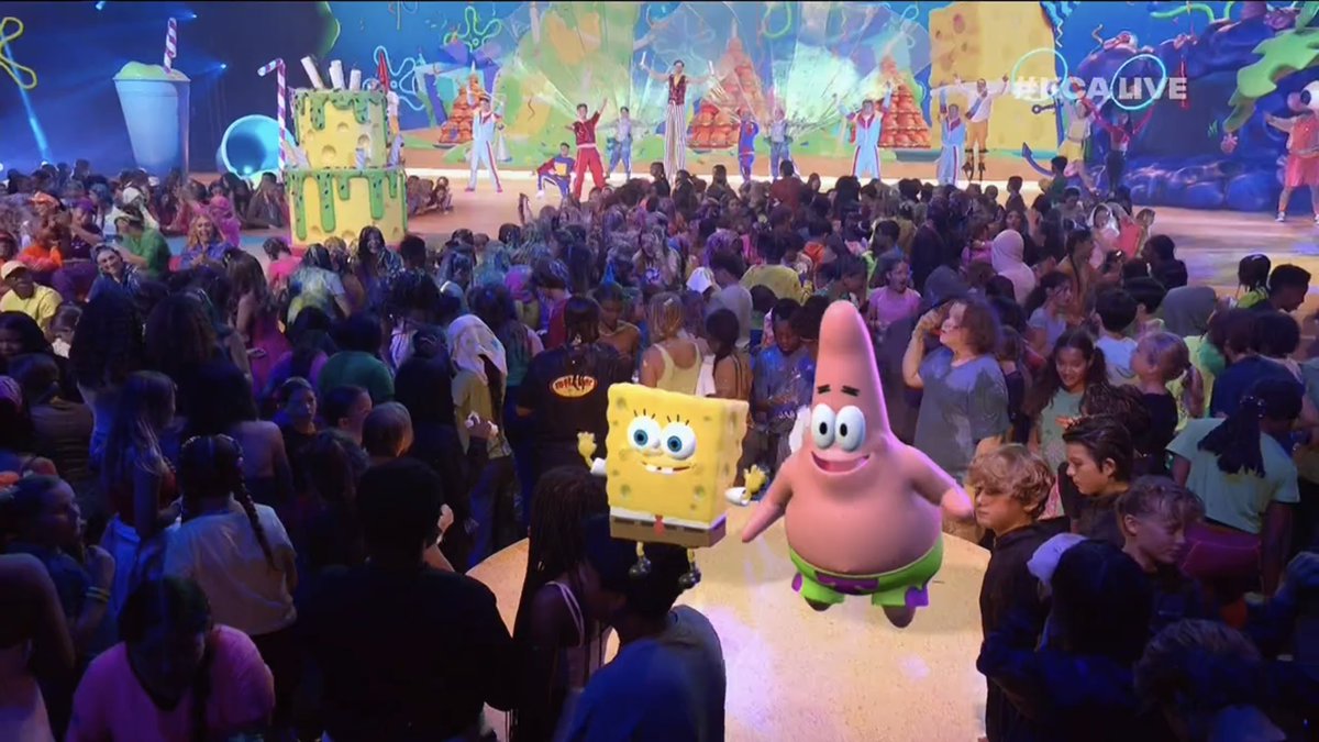 loublu08's tweet photo. SpongeBob stepping on children? how dare he #KidsChoiceAwards2024 #KidsChoiceAwards #KCA #KCALive https://t.co/V9DnwxOQ8a