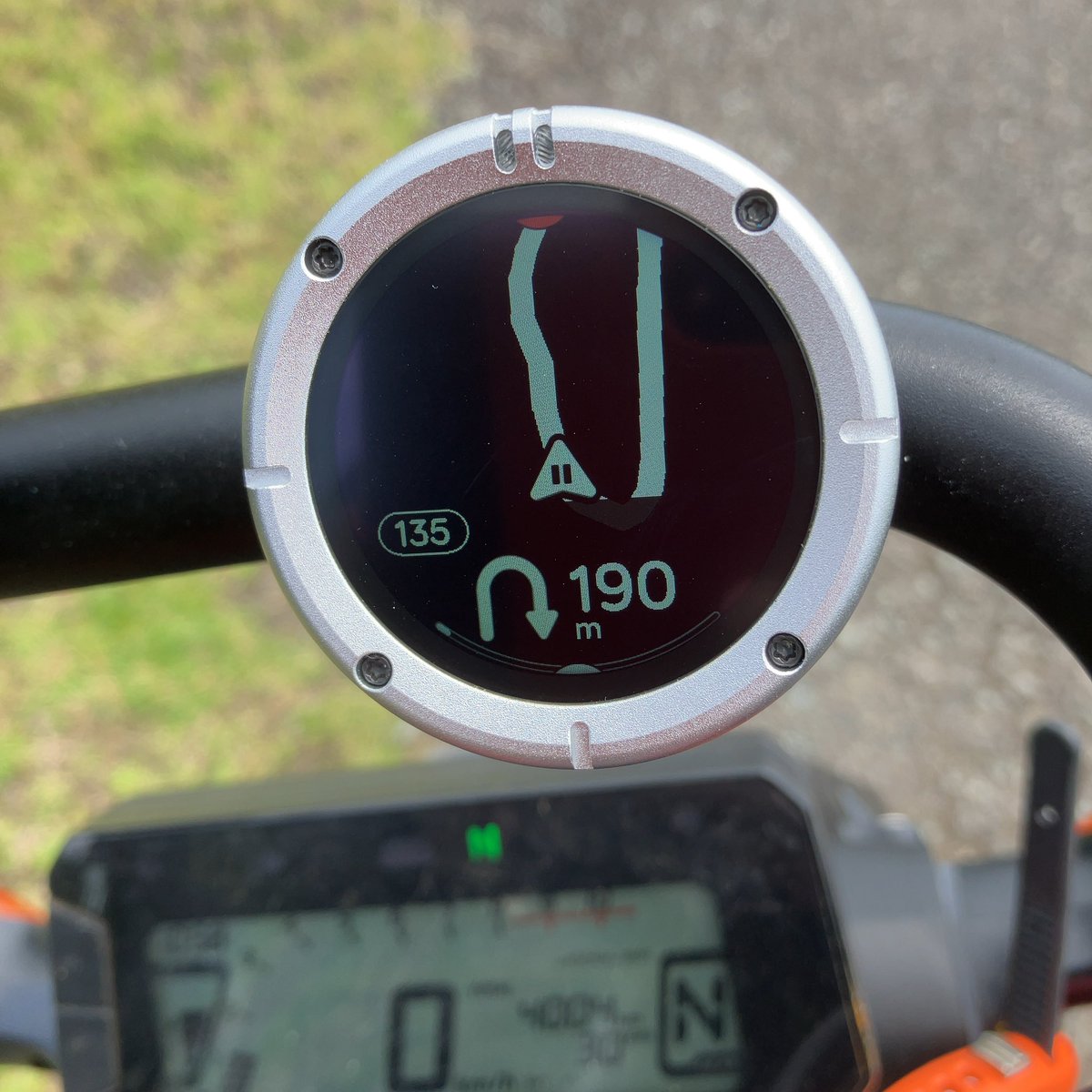 GunjiAmane's tweet photo. 最近 #スマートモニター が流行ってますが、複数バイクにおける着脱等、踏み切れません。
#ビーラインモト のバージョンアップ版が出たのでさっそく購入!
ナビは専用無料アプリを利用。
方向指示のみではなくルートや道路ナンバーが出るのは良き♪
#BeeLineMoto2
#Honda
#GROM
#グロム
#過去画像 https://t.co/pouhC8T9BU