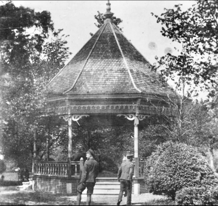Lifegenres's tweet photo. A relative who was a city of Fredericton employee during the 1940s-70s painted this bandstand / gazebo during this time period. #family #relatives #familyhistory #Frederictonnewbrunswick #Wilmotpark #Wilmotparkgazebo #newbrunswickcanada
#lifegenres https://t.co/cVm3aQBO59