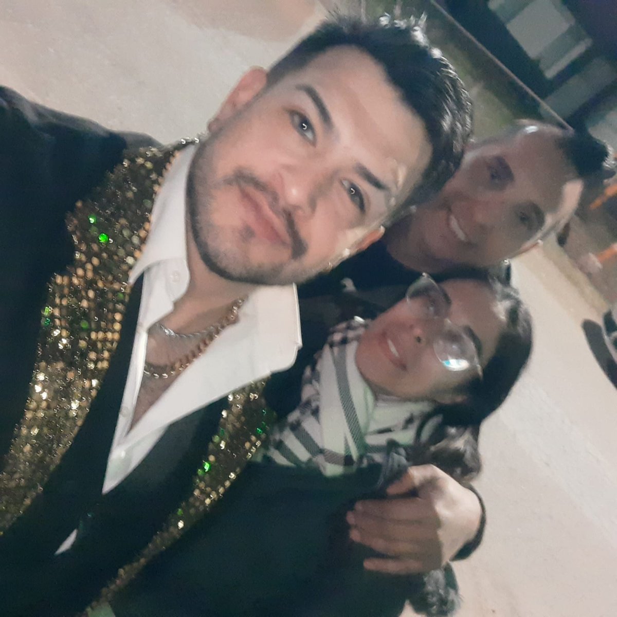 VirginiaAxelera's tweet photo. @Germanandresok  selfie en el show de carcaraña https://t.co/3OqQaXqvub