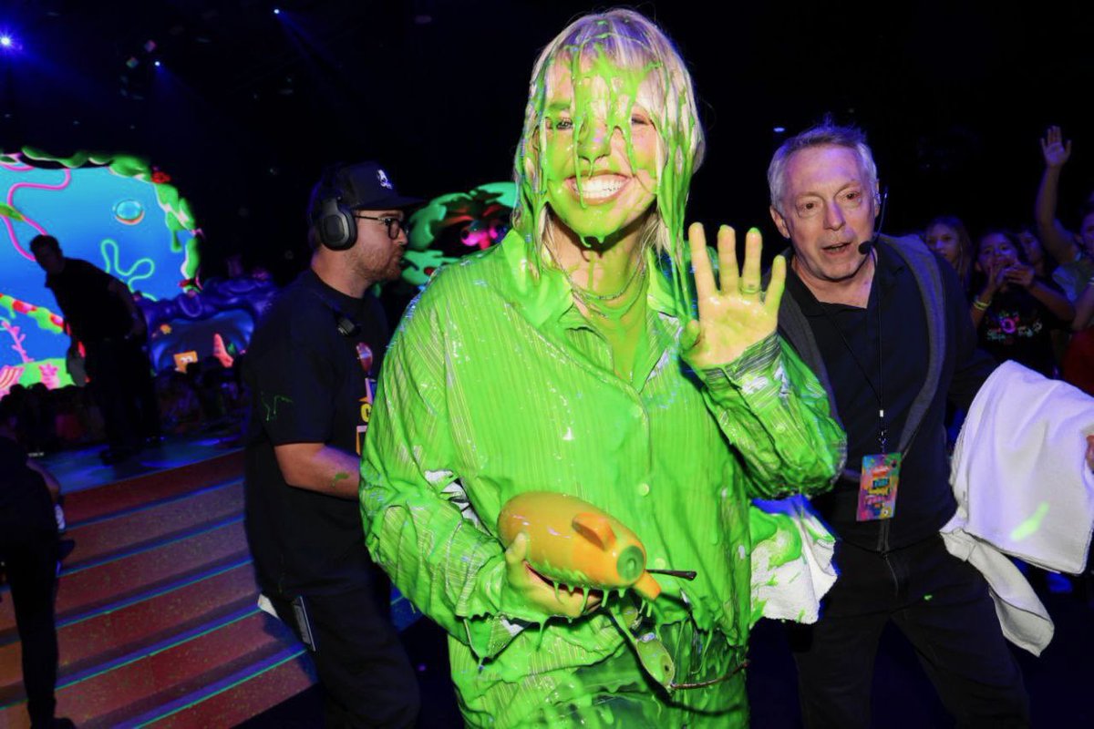 ReneeRappSource's tweet photo. 📸 | @reneerapp backstage after being slimed at the 2024 Kids’ Choice Awards https://t.co/MahS5pBURj