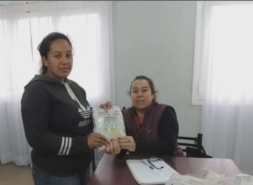Tito9k9's tweet photo. Caso #LOAN , La foto que demuestra que Camila y Victoria se conocían.
Carlos - Victoria - Laudelina - Benitez - Macarena - Camila  - Fierrito 
Todos Mienten. Y LOAN No Aparece!!
Las leyes están mal, hay que cambiarlas, no puede ser que se les permita no declarar o declarar cualquier cosa y no tener consecuencias cuando está en juego la vida de un niño, lo cual parece que a nadie de la Justicia ni el Gobierno le interesa.