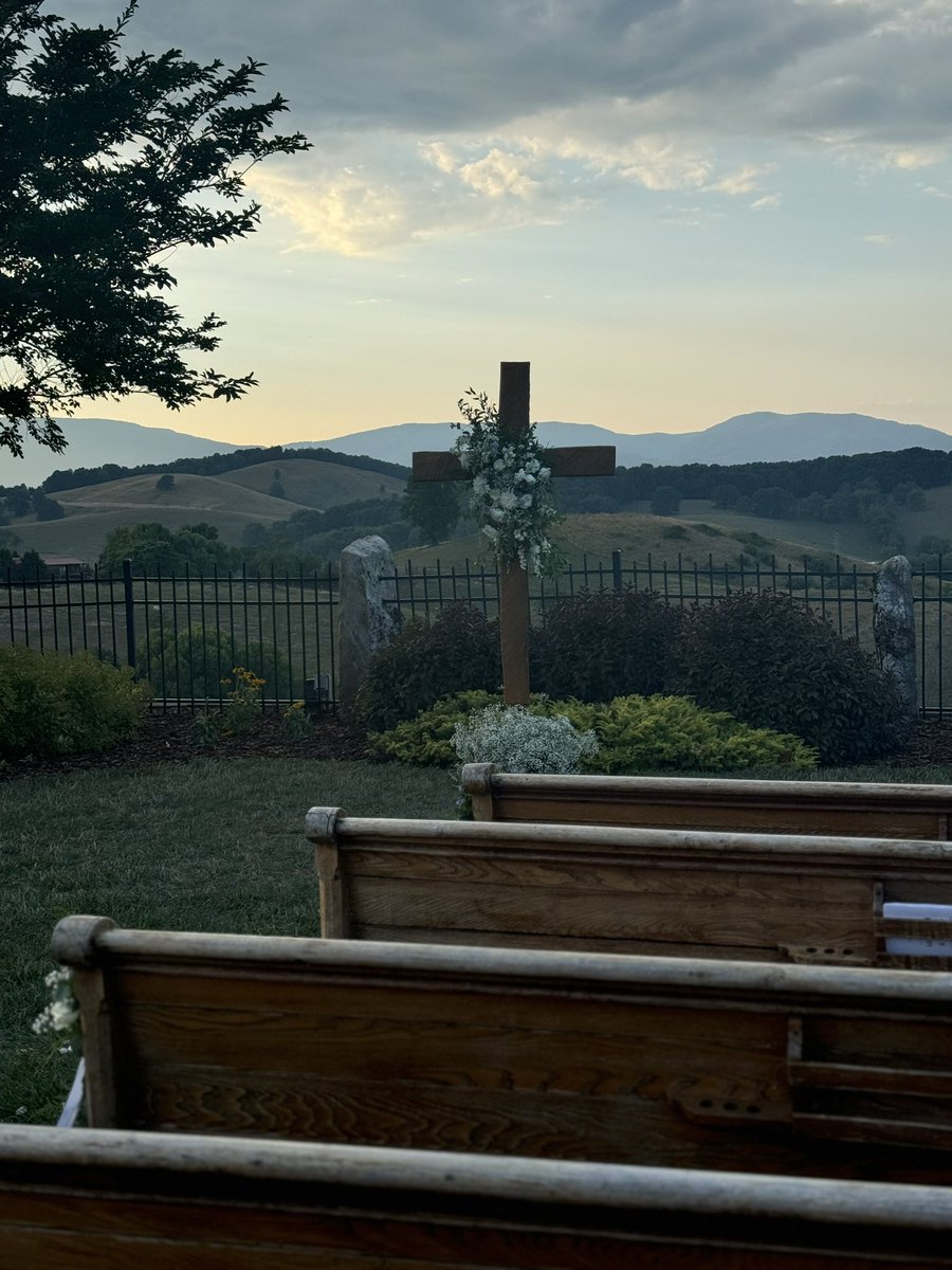 KateMilstead's tweet photo. Beautiful wedding day backdrop in VA today… 😍📸💍 https://t.co/jeILnSVYmw