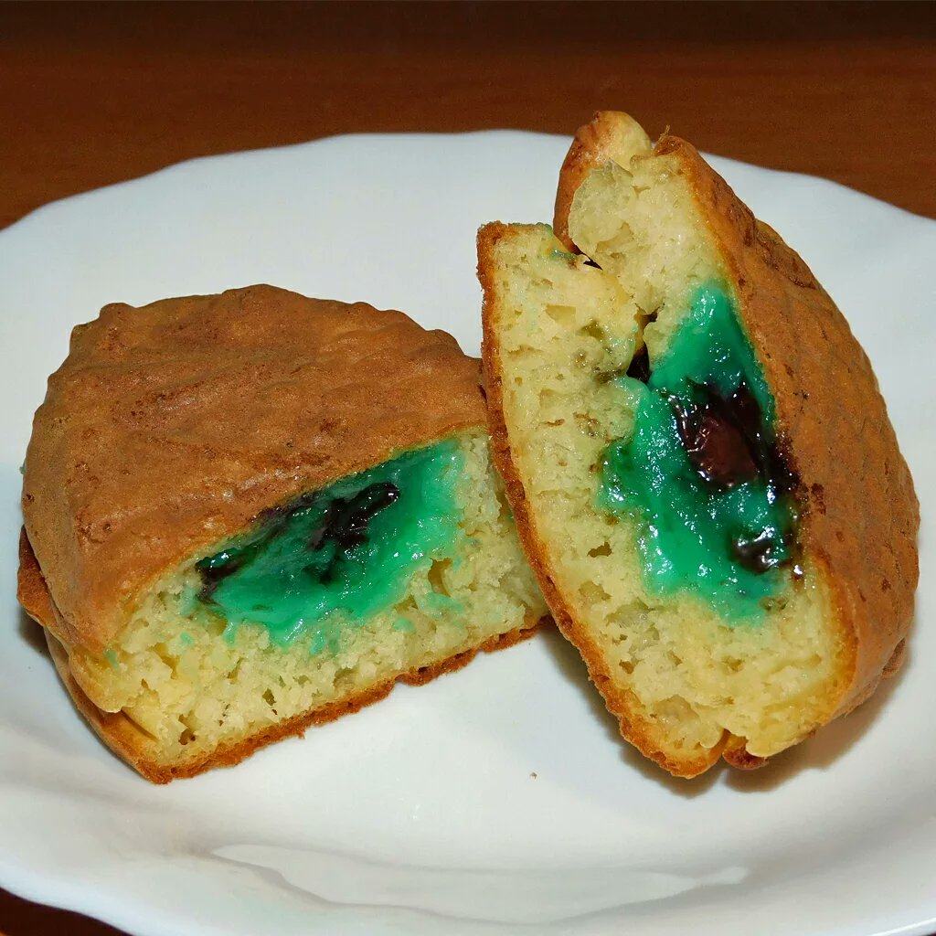 GreenwaterST's tweet photo. 【お家で鯛焼き】
横浜くりこ庵の『チョコミントクリーム』💙

『横浜くりこ庵』の季節限定品『チョコミントクリーム』です。中身が鮮やかな緑色の鯛焼きってインパクトが強烈でしょ！✨　ミントクリームにちょっとザクザクした食感のチョコレートが入っていて美味しいんですよね～😊 https://t.co/4DmGSml0k3