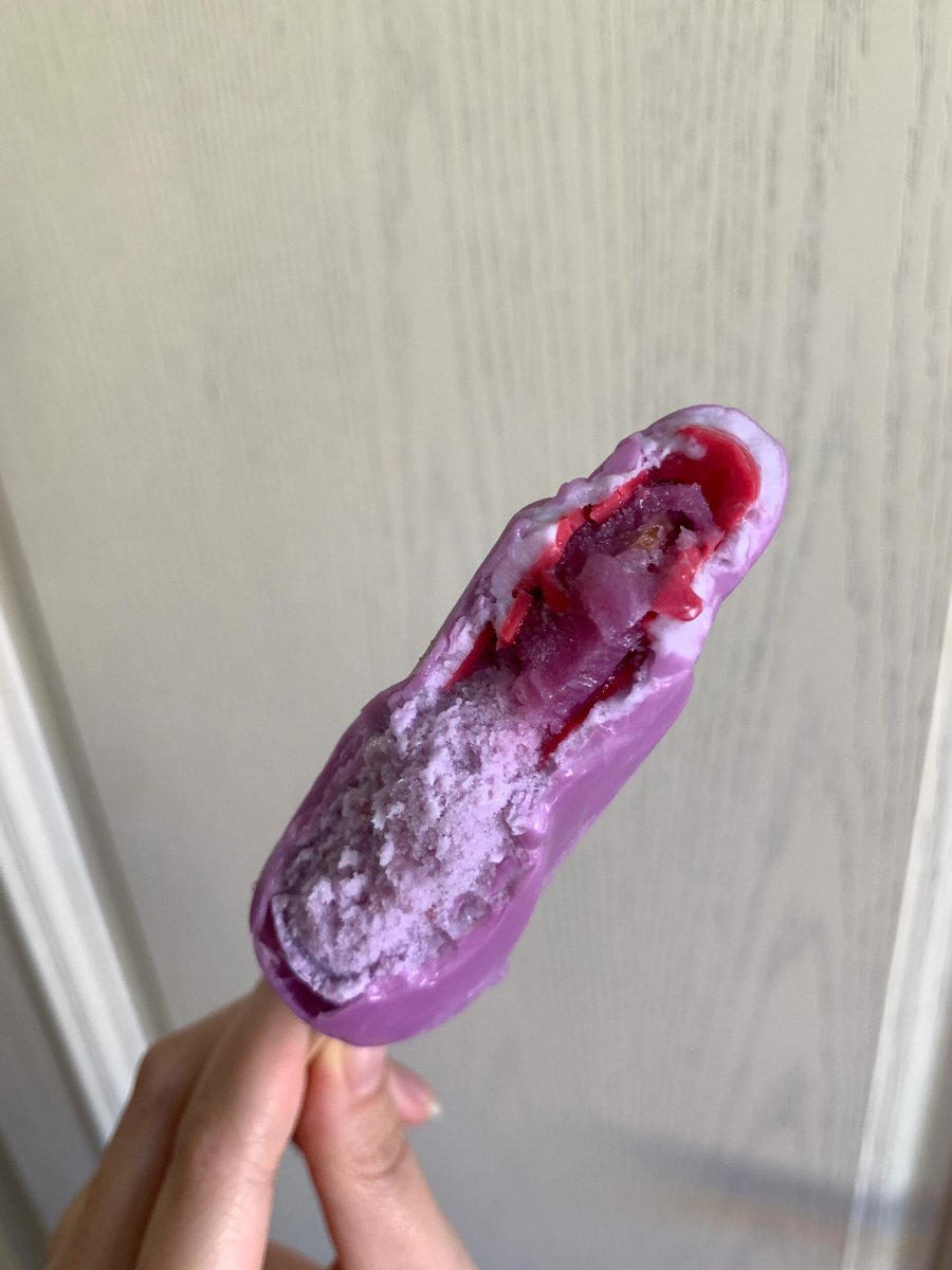 沒有爆漿中間那裡有點類似冰沙說不上是什麼味道
下面說是香芋味雪糕也沒有很明顯的香芋味甚至還沒有那種老冰糕的香芋味濃鬱
唯一一點我喜歡的可能就是雪糕裡面添加了燕麥吧我很喜歡雪糕裡有燕麥來增強口感