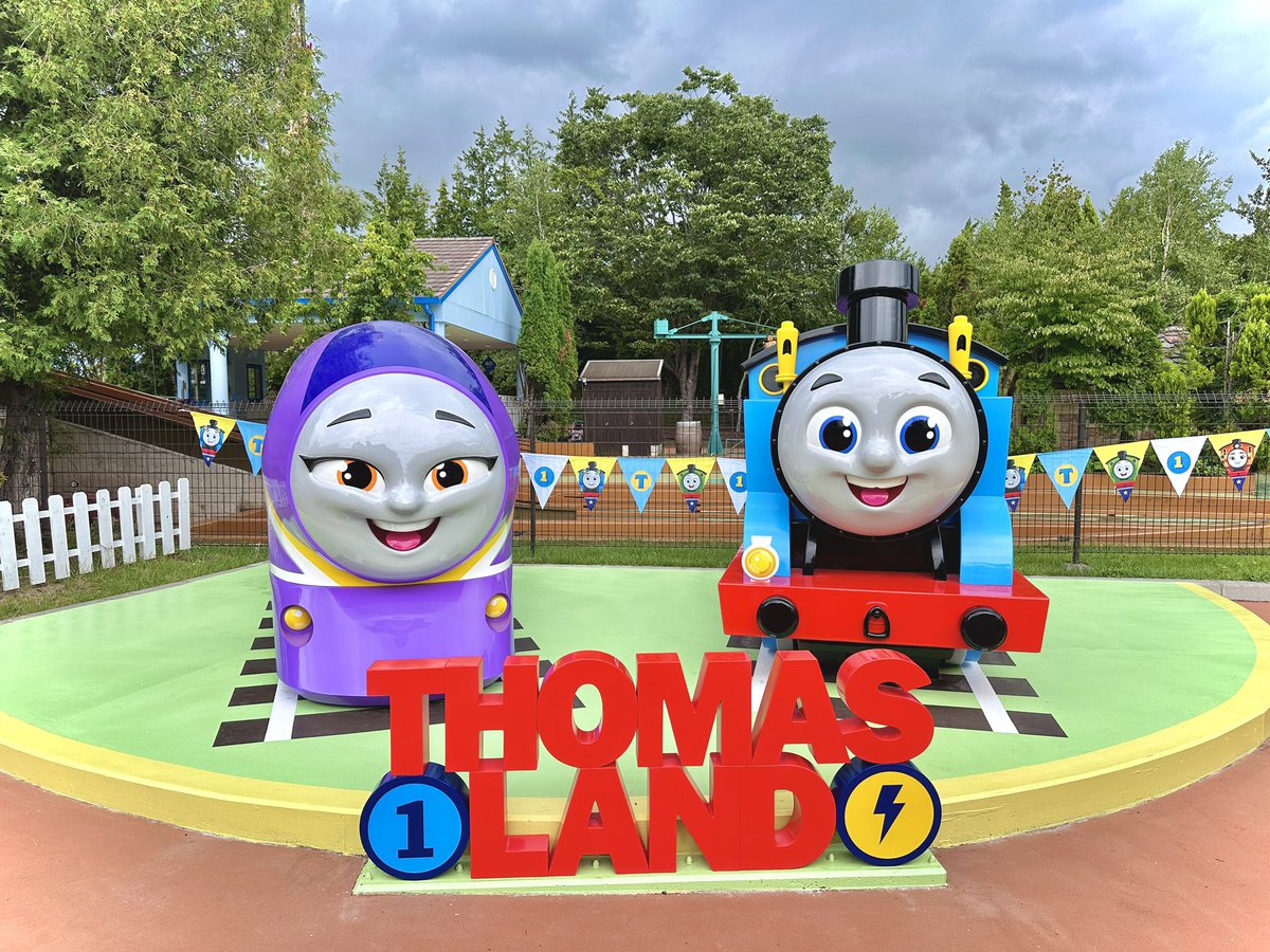 thomasland229's tweet photo. プロフィール写真を変更しました！
新しく登場したトーマスとカナのモニュメントの写真に変えたよ😆

 #トーマスランド #thomasland
 #富士急ハイランド https://t.co/Z9zHXJONUQ