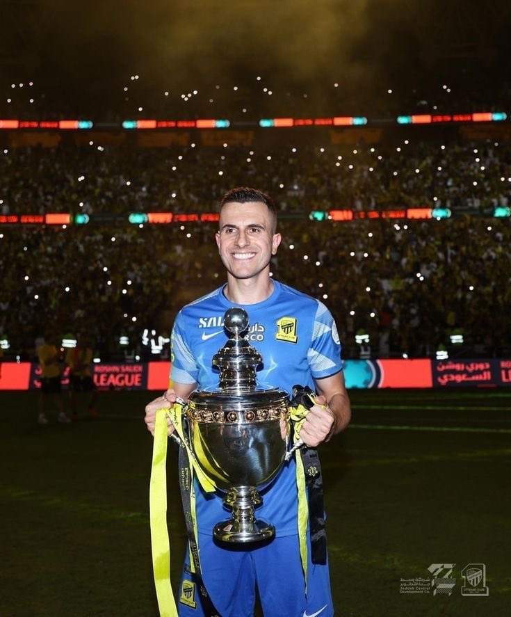 elen12_'s tweet photo. @Bentokrepski don't accept the offer of the Alnasser team its a team that has no history! in saudi we call Alnasser (صغير الرياض) even with cristiano they didn't achieve anything the only thing they did is made cristiano cry come to Alittihad and ask our goalkeeper last season Grohe 💛🖤 https://t.co/BmlQOwqEVT