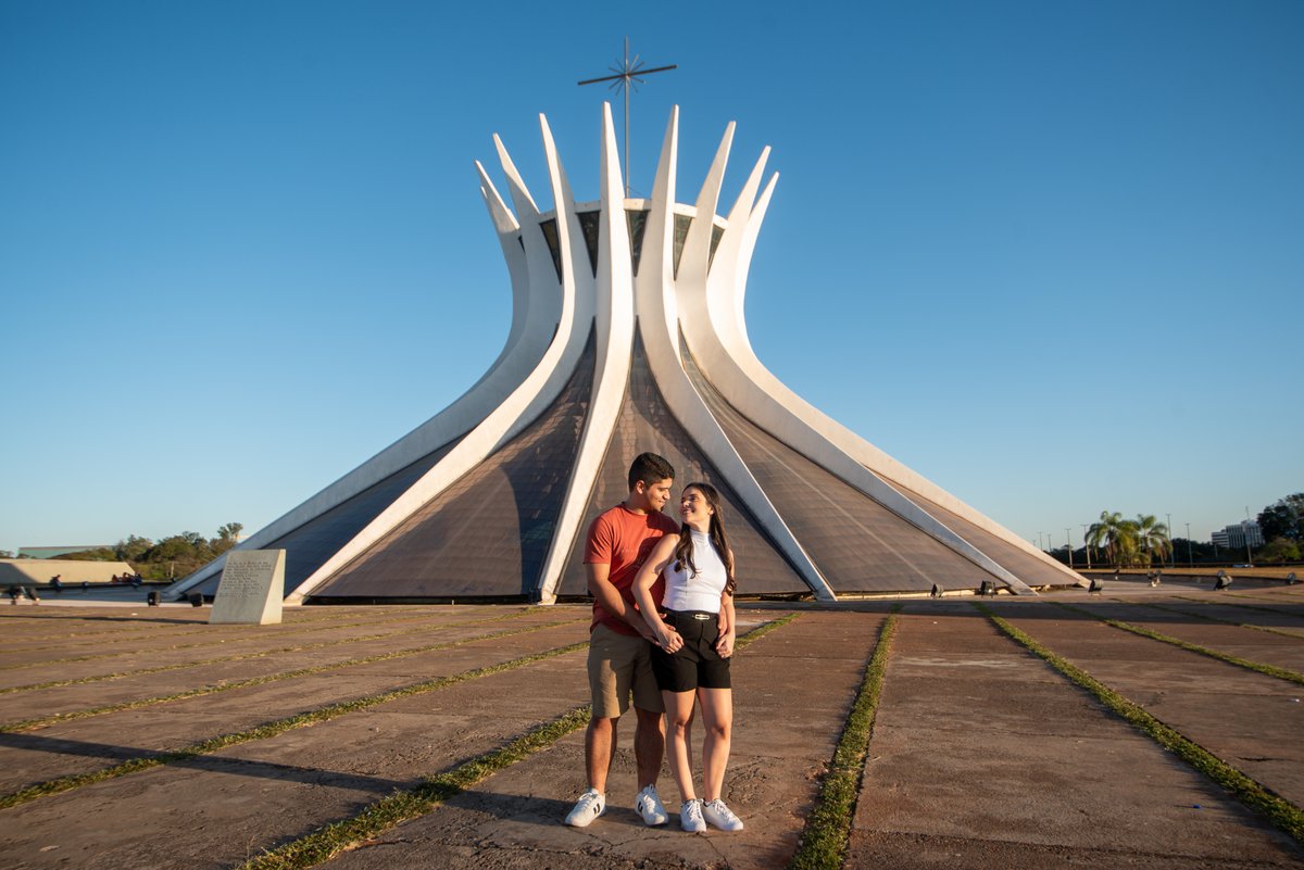alanrones's tweet image. Explorando Brasília através dos olhos do amor! 📸💑 Que privilégio fotografar este casal carioca (@peixotoviviannen &amp;amp; Tiago) pelos pontos turísticos da nossa capital. Cada imagem conta uma história única de conexão e descoberta. ❤️

#FotografiaDeCasal #TurismoEmBrasília #Amor