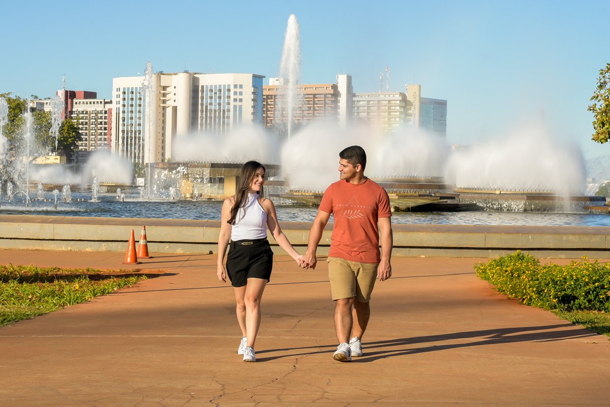 alanrones's tweet image. Explorando Brasília através dos olhos do amor! 📸💑 Que privilégio fotografar este casal carioca (@peixotoviviannen &amp;amp; Tiago) pelos pontos turísticos da nossa capital. Cada imagem conta uma história única de conexão e descoberta. ❤️

#FotografiaDeCasal #TurismoEmBrasília #Amor