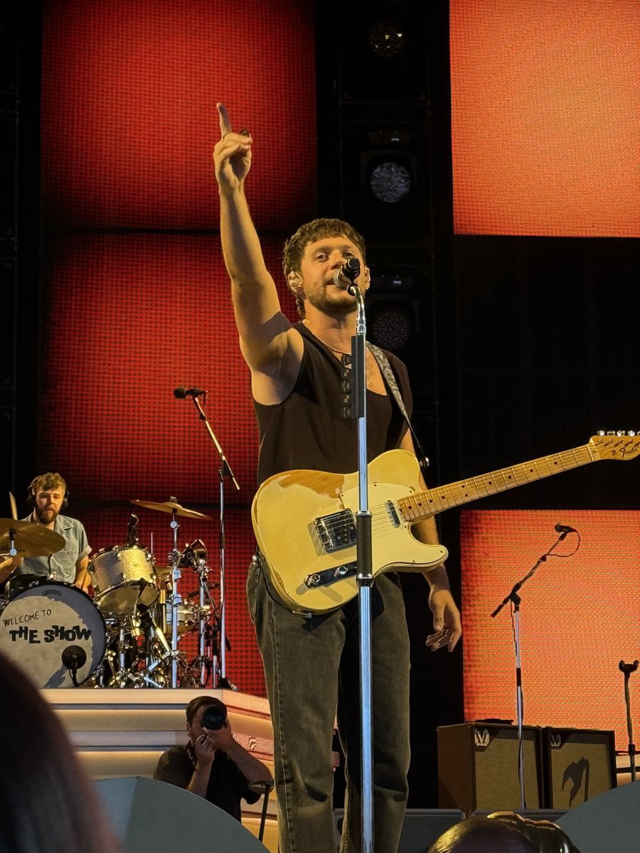 concertleaks's tweet photo. Niall Horan looks dashing on stage tonight! https://t.co/XOkU5YRwQd