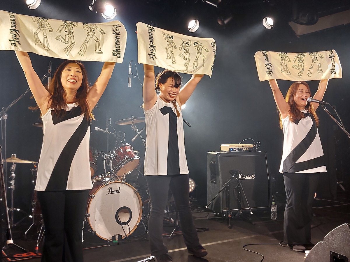 StevenJPhipps's tweet photo. After seeing them in Hobart, Liverpool and Tokyo, it was wonderful to finally see @ShonenKnife_Mgr perform live in their home city of Osaka. It was a beautiful and intimate session, as though they were simply jamming in front of their friends. #ShonenKnife #少年ナイフ #712Day https://t.co/kYEHJeDuHV