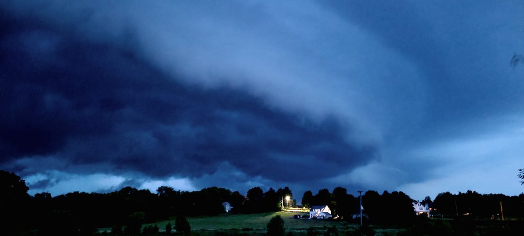 Shelf cloud over Newburg near <a href="/WestBend/">City of West Bend</a> minutes ago 😍
#shelfie #severethunderstorm
@LindseySlaterTV <a href="/BrookeBrighton/">Brooke Brighton</a> <a href="/Mark_Baden/">Mark Baden</a>