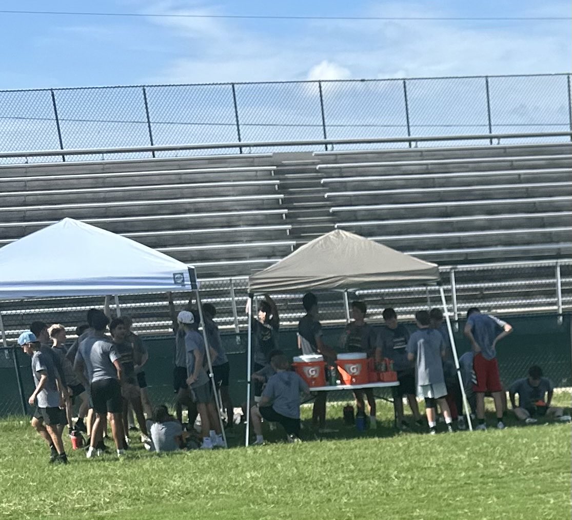 taylorcrane01's tweet photo. Great time with these young athletes at the youth football camp today. #2025QB #football4life @PlayBookAthlete @QBHitList @_HeadsUpRecruit https://t.co/A2pqKyS2v2