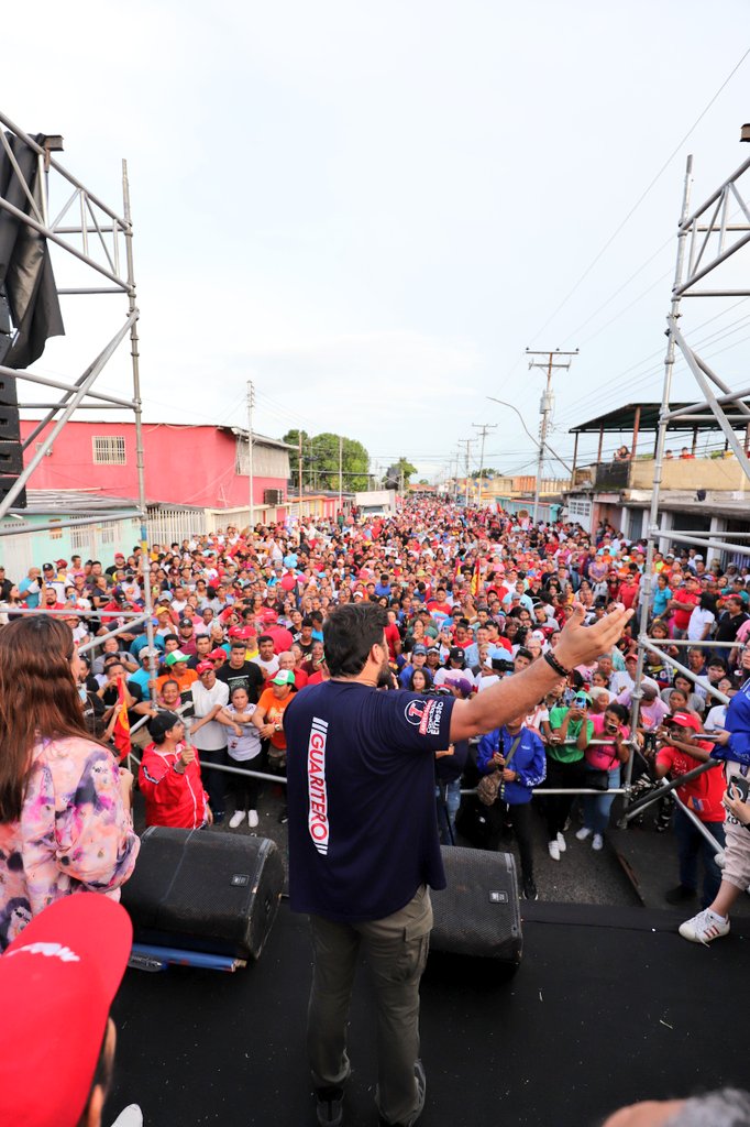 ErnestoLunaPsuv's tweet photo. La victoria de nuestro candidato Nicolás Maduro será aplastante para que no quepa la menor duda de su triunfo. En la parroquia Alto de Los Godos así lo decretamos. ¡El 28 de julio vota por el gallo pinto!

@NicolasMaduro https://t.co/SMcK7dA9kU
