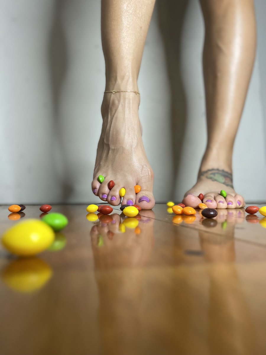Phreshsoles's tweet photo. Stretching his hand up to reach the stars, too often man forgets the flowers at his feet. 
Jeremy Bentham #skittles #toes #feet #barefeet #soles #footporn #footfetish #toenails #nailpolish #foottatto #feetfinder #funwithfeet #clickasnap https://t.co/UKFVYB9FJS