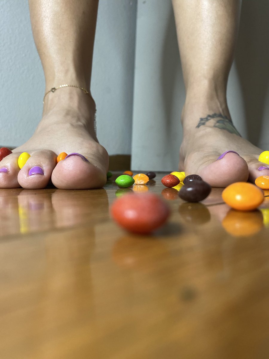 Phreshsoles's tweet photo. Stretching his hand up to reach the stars, too often man forgets the flowers at his feet. 
Jeremy Bentham #skittles #toes #feet #barefeet #soles #footporn #footfetish #toenails #nailpolish #foottatto #feetfinder #funwithfeet #clickasnap https://t.co/UKFVYB9FJS