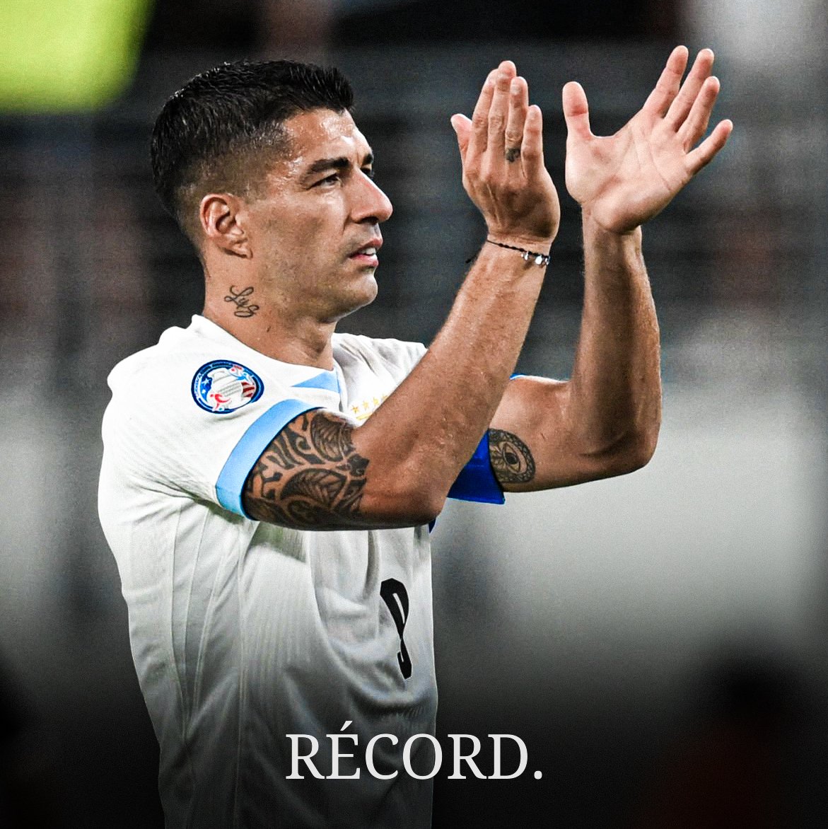 MateoFrUy's tweet photo. 🇺🇾 Luis Suárez (37 años, 5 meses, 21 días) supera a Obdulio Varela (36 años, 9 meses) como el jugador 𝗠𝗔𝗦 𝗩𝗘𝗧𝗘𝗥𝗔𝗡𝗢 en convertir un gol con la selección uruguaya.

20 años de carrera. El jugador interminable. El capitán. LA LEYENDA. https://t.co/GB7v1g3inb