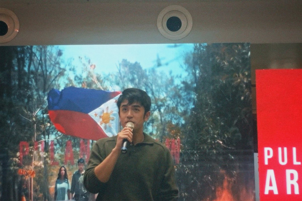 DavidLicaucoFTW's tweet photo. David Licauco serenades the crowd at One Ayala for Pulang Araw’s #PinoyCon

#DavidLicauco #PulangAraw https://t.co/LHttHtsQfE