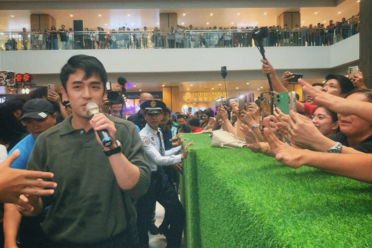 DavidLicaucoFTW's tweet photo. David Licauco serenades the crowd at One Ayala for Pulang Araw’s #PinoyCon

#DavidLicauco #PulangAraw https://t.co/LHttHtsQfE