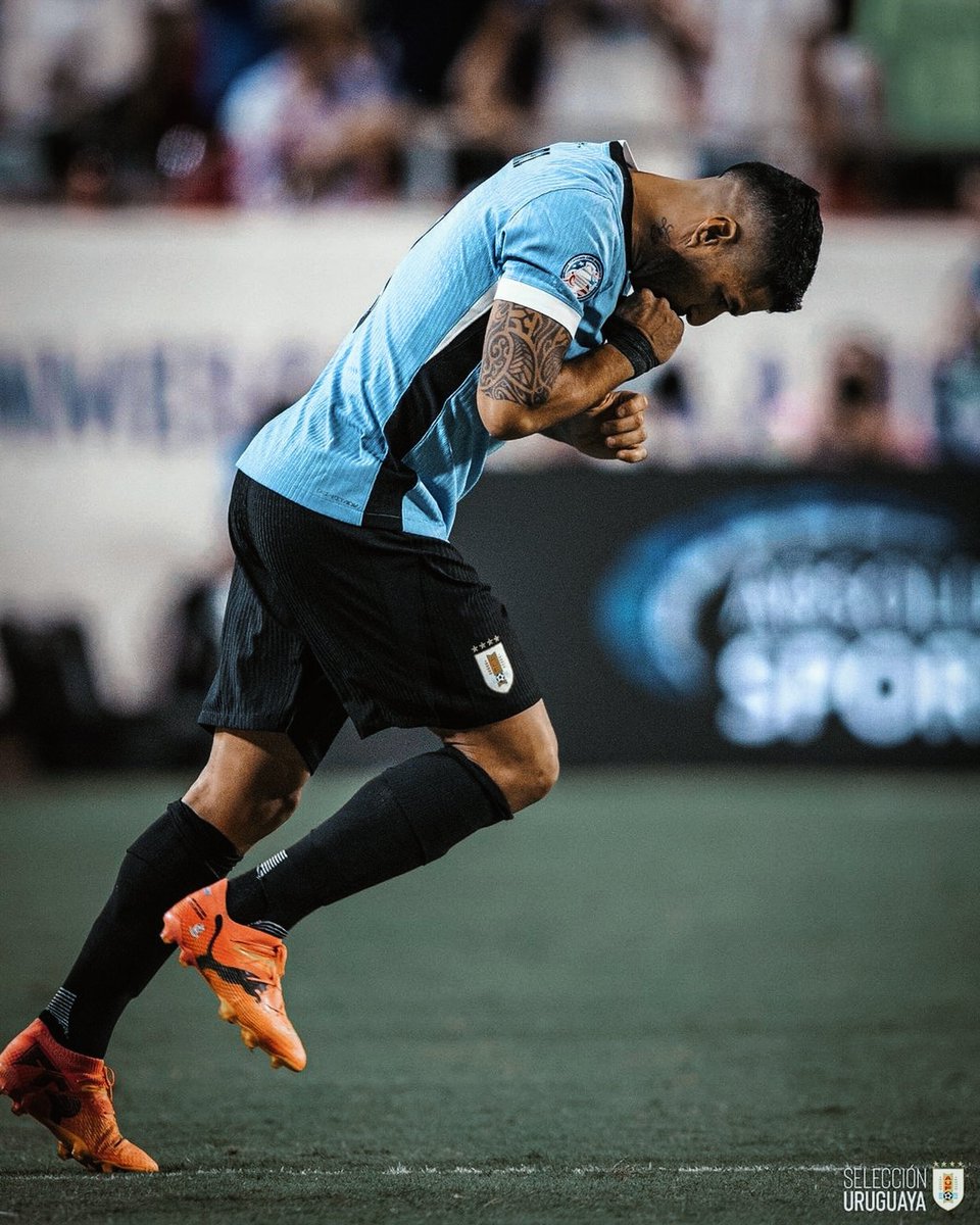 Luis Suárez:

➤ 572 Goles ⚽
➤ 311 Asistencias 👟
➤ 25 Títulos 🏆
➤ 2 Botas de Oro 🥇
➤ Campeón en 🇺🇾🇳🇱🏴󠁧󠁢󠁥󠁮󠁧󠁿🇪🇸🇧🇷
➤ Campeón de Champions 🌍
➤ Campeón del Mundial de Clubes 🌏
➤ Campeón de América 🌎
➤ Mas de 15 años en la élite 👑

El mejor jugador uruguayo de la historia.