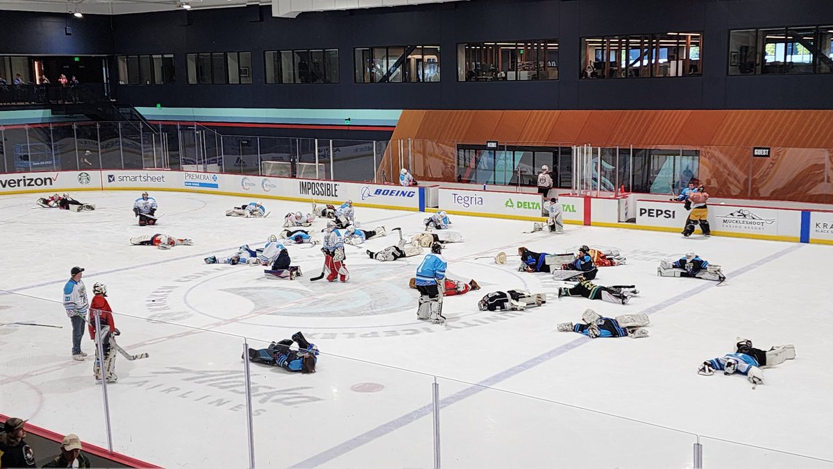 EmeraldCityHky's tweet photo. It's naptime (intermission) https://t.co/F0HP9Ce1rQ
