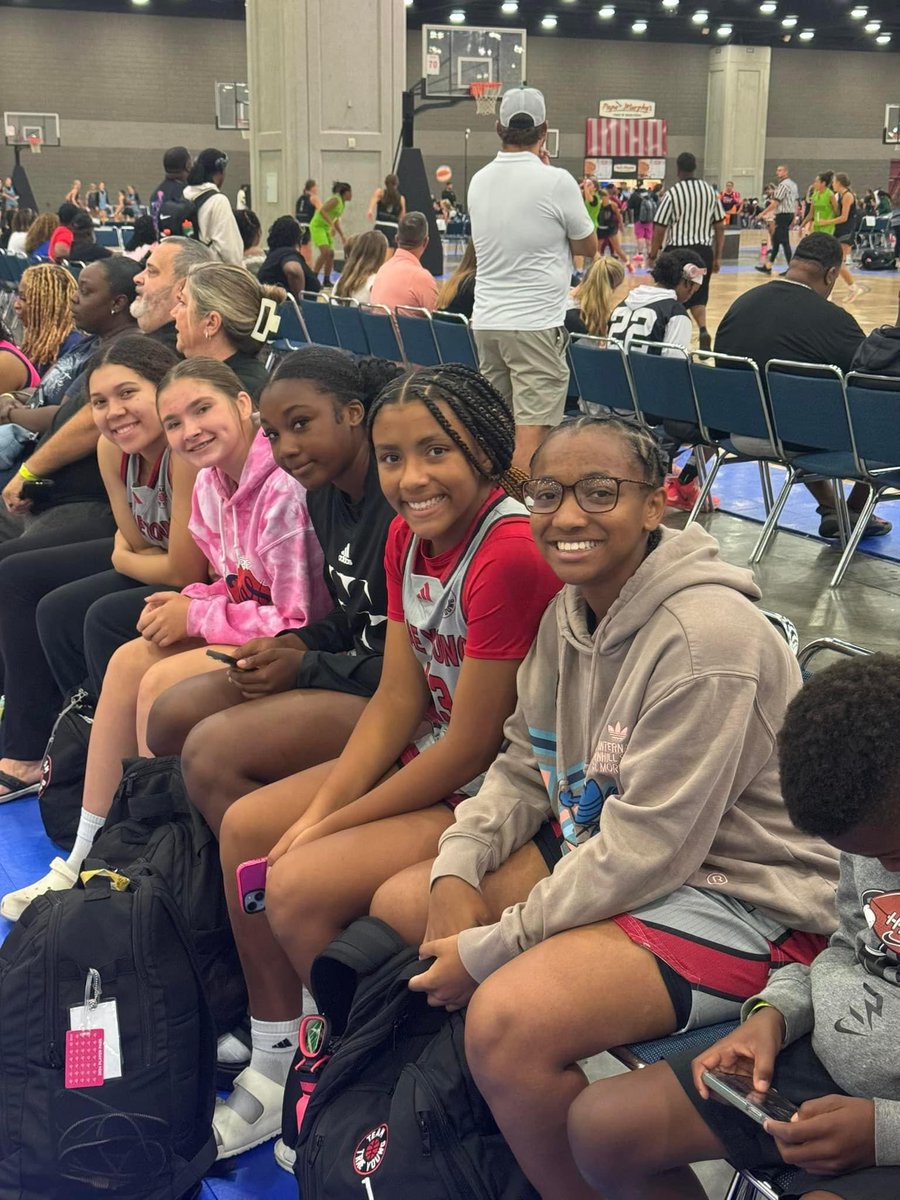 brooklyn_h490's tweet photo. Sososo grateful to get to play and stay in Louisville this weekend for the Run For Roses tournament. Had a lot of fun with my team and with the experience! https://t.co/f57ufhPBdN