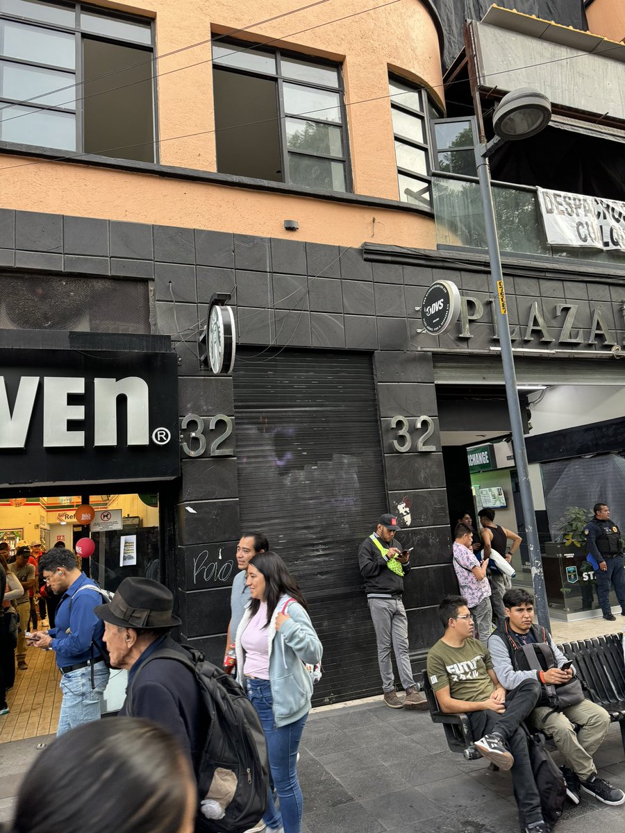 karitofrench's tweet photo. @StarbucksMex  están cerradas las sucursales en el centro de CDMX , lo malo que hice un pedido por pickup y la app no dice que no tienen servicio y me hicieron el cobro 😡😤 https://t.co/HR7bG7CT4a