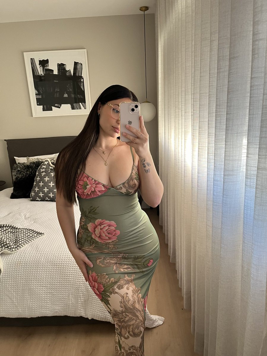 CavaliereLilith's tweet photo. @TheCinesthetic Do I look good in dresses ☺️ https://t.co/0wXO8FUwAP