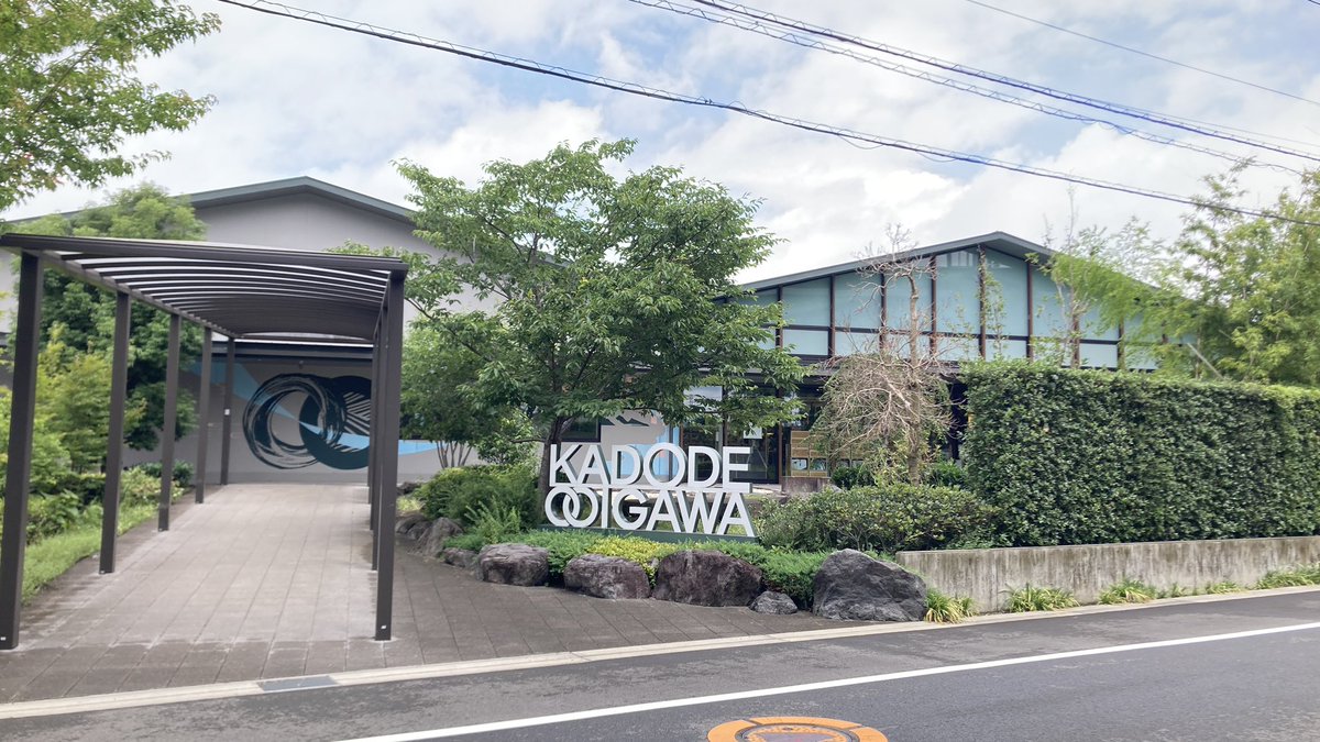 maru_nihonkikou's tweet photo. 高級ツナ缶探しに、地元のKADODE OOIGAWAへ。
ホントは由比缶詰所の直売所へ行きたいんだけど、平日のみだから。
焼津のSTIサンヨーも。
門出ならこういうのも揃ってそうな気がするのだ。 https://t.co/zfwJimwKKD
