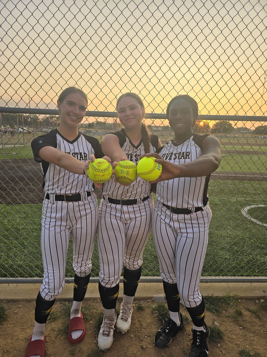 FiveStarPremier's tweet photo. 🚨Homerun Alert🚨

Congrats to our #12 Abby Journay on a 3 run homer, #9 Sadie Tilden on a 2 run homer and #00 Amaya Coit on another grand slam!!!
Way to show out ladies! 💣🥎 https://t.co/pwRa5efb1J