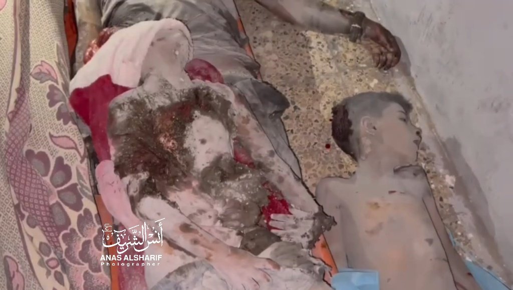 الصورة قبل قليل
 4 شهداء منهم طفلين و 5 إصابات في استهداف منزل عند مفترق عبد العال بشارع الجلاء بمدينة غزة