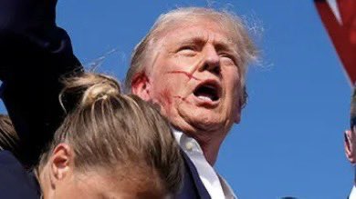 UnrealBradPitt's tweet photo. Lol Secret Service allowed Trump to fully expose his upper body, fist pump and wave to the same crowd from where the shooting happened 😂😂

Yeah FUCK NO - STAGED AS FUCK!!

And pls pls dont say someone died. Sacrifice a pawn is Putin’s Playbook 101.

#shooter #Trump2024 #Trump https://t.co/cfEH0tguOZ
