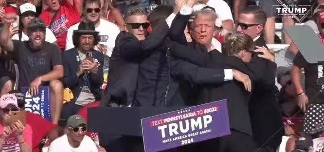 Amazing Trump attacked
突发，美国前总统特朗普右耳被击穿
#Trump https://t.co/syIzHJTxch