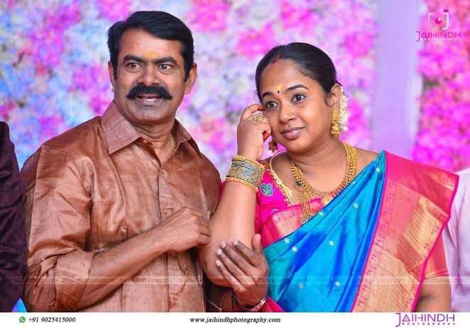 jayaraman418's tweet photo. சீமானின் தெலுங்கு வாரிசு அரசியல் 

முன்னாள் சபாநாயகர் காளிமுத்து எம்எல்ஏ ஆவதற்கு முன் தமிழாசிரியராக வேலைபார்த்தார். அப்போது அவருக்கு திருமணம் ஆகி குழந்தைகள் இருந்தனர். அவரது மனைவி பெயர் நிர்மலா. தீவிர கிறித்துவரான அவர் காளிமுத்துவின் சாதியான தேவர் சாதியைச் சேர்ந்தவர். அவரது குழந்தைகளுக்கு காளிமுத்துவின் திராவிடத் தமிழும் மனைவியின் கிறித்துவப் பெயர்களும் சேர்ந்து வைக்கப்பட்டன. நிர்மலா-காளிமுத்து தம்பதியினருக்கு ஐந்து குழந்தைகள் மருத்துவர் புனிதா ஆனந்த், டேவிட் அண்ணாதுரை, செந்தமிழ் சாம்ராஜ், தென்றல் வேதமணி, ரோசலின் கிரேஸ்.
இதில் டேவிட் அண்ணாதுரை என்பவர் தான் மதுரையில் டிடிவி தினகரன் கட்சி சார்பில் வேட்பாளராக அறிவிக்கப்பட்டார்.

காளிமுத்து தமிழாசிரியராக இருந்த போது மதுரையில் உள்ள அம்பாசிடர் ஓட்டலில் மாலை நேரத்தில் கட்சிப் பணிகளை கவனிப்பது வழக்கம். அப்போது அவருக்கு இரண்டாவது காதல் உதயமாகிறது. அந்தப் பெண்ணின் பெயர் மனோகரி. அவர் தெலுங்கு பேசும் விஸ்வகர்மா இனத்தைச் சேர்ந்தவர். அவரது சாதியினர் தமிழகத்தில் குறைவு என்பதால் தெலுங்கு பேசும் நாயுடு சாதியினரோடு திருமண உறவு வைத்து ஒன்றோடு ஒன்றாக கலந்துவிட்டனர். அப்படி இல்லை, கம்மாள நாயுடுவின் ஒரு பிரிவுதான் தெலுங்கு விஸ்வகர்மா என்றும் கூறப்படுகிறது. 

இப்போதைய மாட்ரிமோனி திருமண தகவல் மையங்களில் கம்மாள நாயுடு - தெலுங்கு விஸ்வகர்மா என்று தான் பதியப்படுகிறது. 
அந்த கம்மாள தெலுங்கு விஸ்வகர்மா இனத்தைச் சேர்ந்த மனோகரி என்பவரை இரண்டாவதாக திருமணம் செய்து கொள்கிறார் காளிமுத்து. இரண்டாவது மனைவியின் மூலமாக நான்கு குழந்தைகள். தெலுங்கு தாயாக இருந்தாலும் அனைவருக்கும் தூய இந்து தமிழ்ப்பெயர்கள் வைக்கிறார்கள்.
1. மணிகண்ட பாண்டியன் 2. அமுதா பிரசன்னா 3. அருள்மொழித்தேவன் 4. கயல்விழி.
 இதில் கடைசியாக வரும் கயல்விழி என்பவர் தான் சீமானின் மனைவி, நாம் தமிழர் கட்சியின்  தலைமை ஒருங்கிணைப்பாளர்.

முதல் மனைவியின் குடும்பத்தாருக்கும் இரண்டாம் மனைவியின் குடும்பத்தாருக்கும் இடையில் பெரிய அக்னி நட்சத்திர படமே ஓடியிருக்கிறது. (தமிழ் தெலுங்கு என இரு மொழிகளில்) இதை நிரூபிக்க ஒரு சம்பவம் சொன்னால் அனைவருக்கும் புரியும்.
இரண்டாவது மனைவியின் மகளான அமுதா பிரசன்னா (கயல்விழியின் சகோதரி) என்பவருக்கு 2006 ஆம் ஆண்டு திருமணம் செய்ய காளிமுத்து முடிவெடுக்கிறார். அப்போது அதிமுக ஆட்சியை இழந்த நேரம். காளிமுத்துவும் பணப் பிரச்சினைகளில் சிக்கியுள்ளார். எனவே உறவினர் ஒருவரிடம் 25 இலட்சம் திருமணத்திற்காக கடனாக வாங்குகிறார். அதன் பிறகு சில காலத்திலேயே இறந்துவிடுகிறார். யாரும் பணத்தை திருப்பித் தராததால் கடன் கொடுத்த உறவினர் வழக்குப் போடுகிறார். முதல்மனைவியின் குழந்தைகளும் இரண்டாவது மனைவியின் குழந்தைகளும் சேர்ந்து அந்த கடனை அடைக்க வேண்டும் என. உடனடியாக டேவிட் அண்ணாதுரை உள்ளிட்ட முதல் மனைவியின் குழந்தைகள் தங்கள் பங்காக இருபது லட்சம் ரூபாயை கட்டி விடுகின்றனர். மீதியை அவர்களிடம் வாங்கிக் கொள்ளுங்கள் என்று. இப்ப தான் கதையில் ஒரு ட்விஸ்ட். "நாங்க சட்டப்பூர்வ வாரிசே இல்லை. இரண்டாம் மனைவி குழந்தைகள் தான். அவர் வாங்கின கடனுக்கு நாங்கள் எப்படி பொறுப்பாவோம்னு" பதில் அனுப்புறாங்க கயல்விழி உள்ளிட்ட இரண்டாம் மனைவியின் குழந்தைகள். அதாவது ஐந்து லட்சம் ரூபாய்க்காக இந்த பதில். 
அப்படி பதில் அனுப்பியவர்களில் ஒருவரான அருள்மொழித்தேவன் என்பவர் தான் நாம் தமிழர் கட்சியின் விருதுநகர் வேட்பாளராக அறிவிக்கப்பட்டவர். ஊரையே தெலுங்கு தெலுங்கு என முத்திரை குத்திய நாம் தமிழர் கட்சியினர், தங்கள் தெலுங்கு அண்ணியின் தம்பி, சீமான் மைத்துனர், நாம் தமிழரின் இளைய சுதீஷ் அருள்மொழித்தேவனுக்காக வாக்கு கேட்டு பிரச்சாரம் செய்த  அரிய காட்சியை கண்டும் வெட்கமில்லாமல் 
நாங்கள் நாம் தமிழர் என்று சொல்லி திரிகிறான்கள்.

இதில் மைத்துனர் என்றும் பாராமல் டேவிட் அண்ணாதுரையை எதிர்த்து சீமான் வேட்பாளர் நிறுத்துகிறாராம். நிறுத்தலனா வீட்ல சோறு கிடைக்காது. அண்ணியாருக்கு திமுக அதிமுகவைவிட பெரிய எதிரி மூத்த தாரத்து பங்காளிகள் தானாம். மதுரையில் உள்ள காளிமுத்துவின் பெட்ரோல் பங்க் யாருக்கு என்பதில் பெரிய பஞ்சாயத்தே நடந்ததாம். 

இது தான் சீமான் வாரிசு அரசியலை எதிர்க்கும் இலட்சணம். சீமான் தான் மைத்துனர் அருள்மொழிதேவனுக்கு முன்னின்று திருமணம் செய்து வைத்தது.  தெலுங்கு ஓட்டு அதிகம் உள்ள விருதுநகரில் வேட்பாளராக களமிறக்கியது.
சீமான் வேட்பாளாராக போட்டியிடும் இடங்களில் டம்மி வேட்பாளராக போட்டியிட யாருக்கும் வாய்ப்பு வழங்கப்படமாட்டது. அங்கு அவன் பொண்டாட்டி கயல்விழி மட்டுமே இரண்டாவது வேட்பாளராக போட்டியிடுவார். காளிமுத்து பெண்ணிற்கு கட்சிக்குள்ளேயே வரும் எடப்பாடிகளைப் பற்றி தெரியாதா? மூனு பிளாக் வந்து பொழச்சவன்  சீமான்.