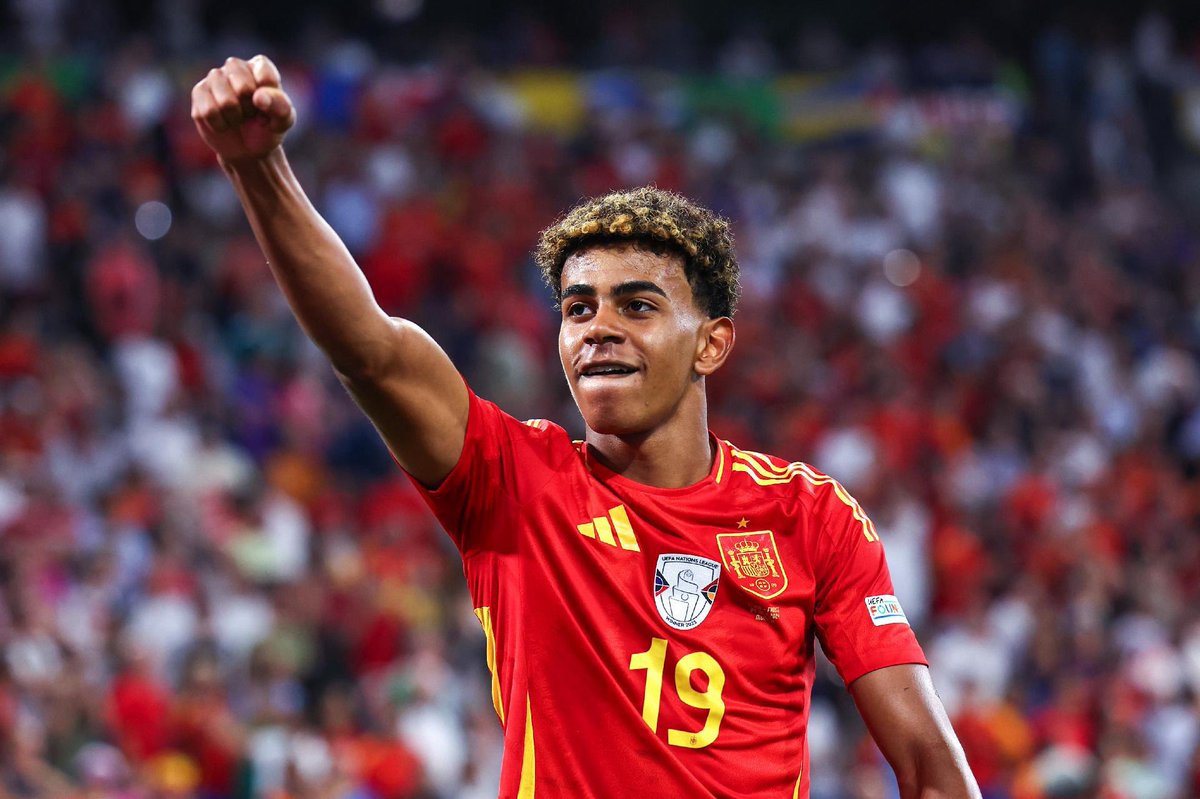 SoccerWorld_N's tweet photo. Lamine Yamal bought three homes for his mum, dad, and grandmother by the age of 16 
According to Sport, he has bought houses for his mum, dad, and grandmother.

| Lamine Yamal | EURO2024 | FC Barcelona | SPAIN | Spain vs England | https://t.co/67negQjZms