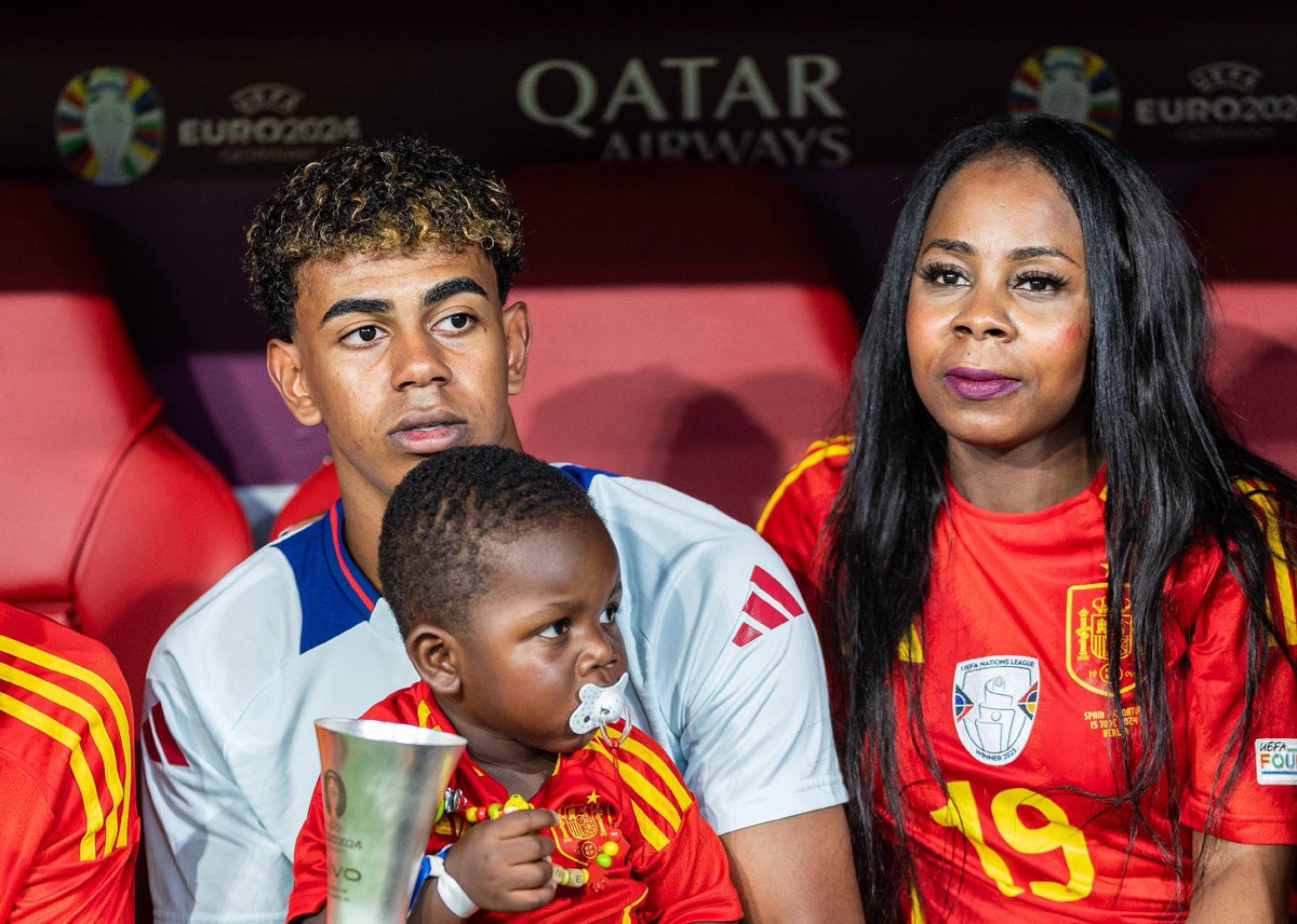 SoccerWorld_N's tweet photo. Lamine Yamal bought three homes for his mum, dad, and grandmother by the age of 16 
According to Sport, he has bought houses for his mum, dad, and grandmother.

| Lamine Yamal | EURO2024 | FC Barcelona | SPAIN | Spain vs England | https://t.co/67negQjZms