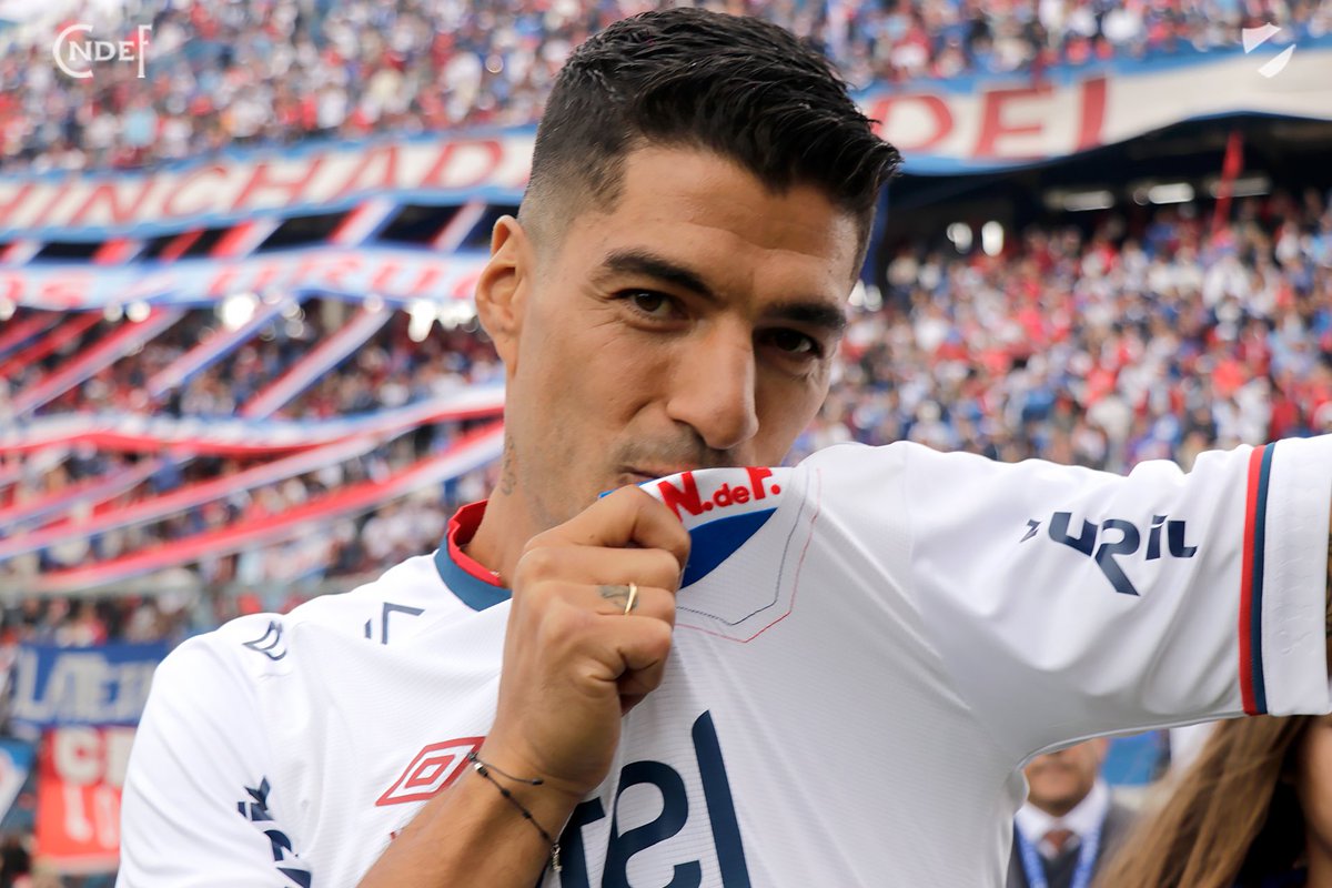 agucd's tweet photo. Yo vi jugar a Luis Suárez. https://t.co/9Dm16Az8gB