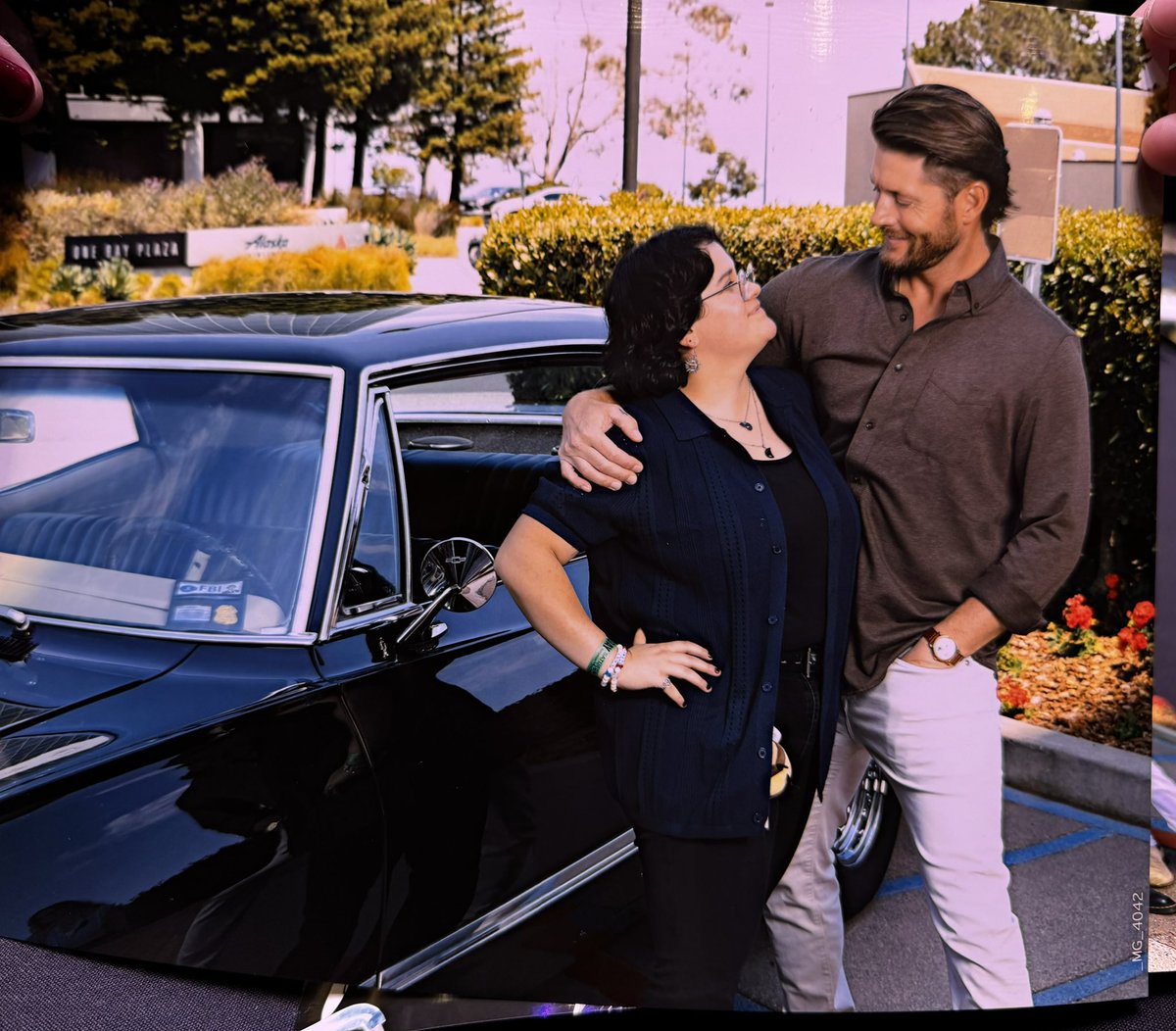 Sofilovesdilfz's tweet photo. Donβt look at me look at JENSEN. #SPNSF #sfcon https://t.co/Daf7zaC4sq