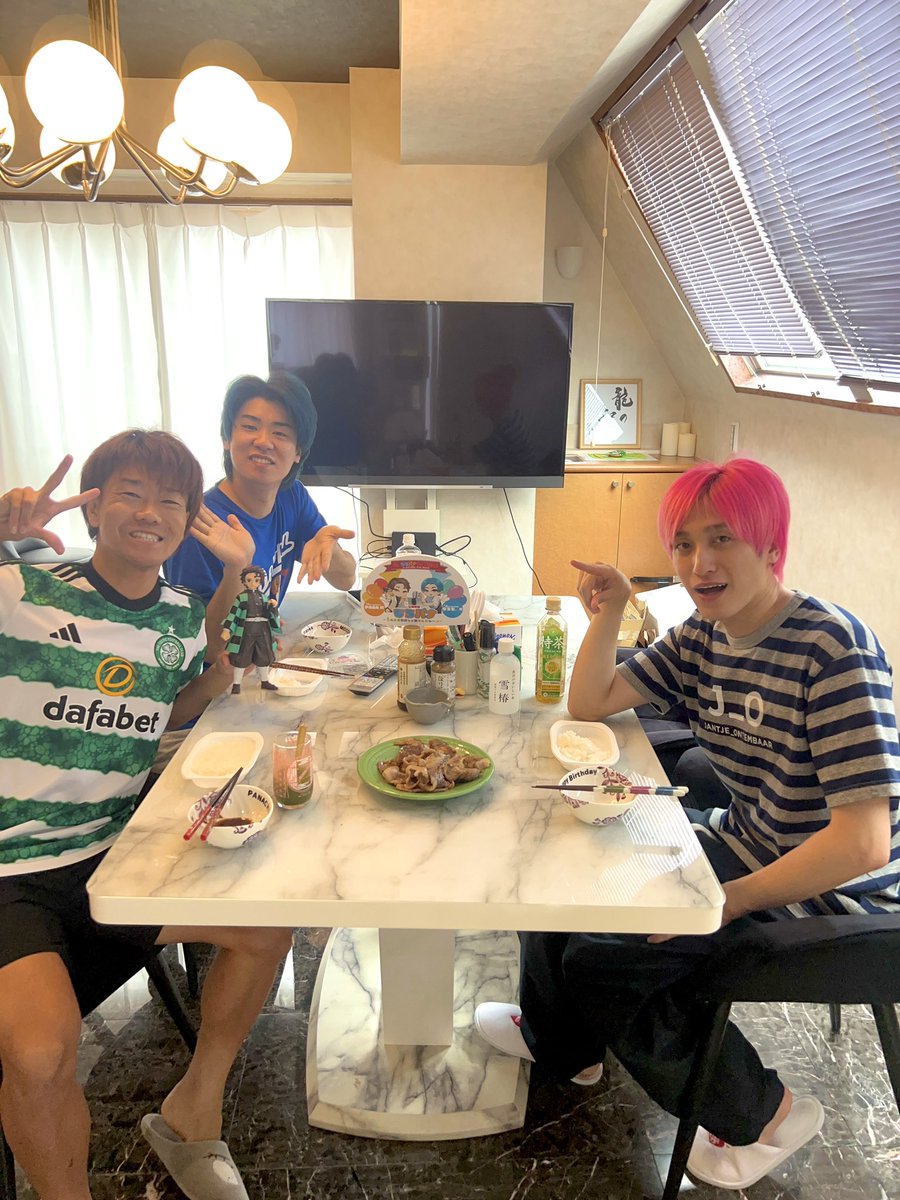 gaaarick's tweet photo. PANA 誕生日を迎えましたッ🎊🎉🐣
今年もルームシェアの野郎共が祝ってくれた❤️
35歳、芸歴11年目.ピン歴1年目に突入💪
未だ走り回る35歳を宜しくお願いします🏃‍♂️💨
あと、炭治郎も誕生日おめでとう😍🔥⚔️
#PANA生誕祭 https://t.co/Sq6uUP2ppp