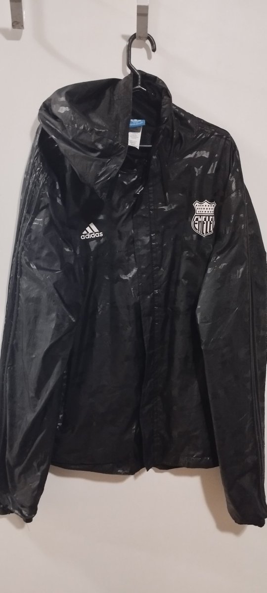 ely_1904's tweet photo. Les cuento q me llegaron dos #chompas de #Emelec por equivocación en talla
Las vendo !!! Porfa pasen la voz https://t.co/4mmiXNvQWD