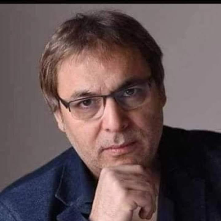 pablocasx1's tweet photo. "PARA LEER EN SILENCIO"

ABANDONO" (Por Gabriel Rolón)

A todos nos abandonaron un día. Y cuando digo abandonar, no me refiero sólo a un acto extraordinario.
Traumático. No. Es más simple. Pero duele igual.

A todos nos abandonaron en el medio de un quilombo.
En el inicio de un proyecto.
En el placer del logro cumplido.
En el momento menos pensado.
En el momento más esperado.

A veces pasa, que te das vuelta y no tenés quien te junte los mocos, quien te dé la palmada en la espalda, quien te guiñe el ojo cuando algo te salió bien y quien te limpie las rodillas cuando te fuiste al pasto.

Todos sabemos de la soledad que se siente cuando nos sentimos solos.
Porque todos fuimos abandonados un día.

Y entonces, encontramos un secreto tristísimo, un acto paliativo, para tapar ese pozo.

Vemos gente que se come la angustia tragándose un paquete de cigarrillos,
el otro que corre y corre como un loco a ver si el viento en la cara le vuela ese agujero en el pecho.
Personas que se comen las uñas junto con los nervios y la ansiedad paralizante.
Paquetes de galletitas que van a parar a la boca sin noción de que lo que se intenta matar, no es el hambre.
O por lo menos , no ese.
Pibes que se perforan la nariz y las venas, con alguna que otra cosa que lo pase a otra realidad por un par de horas.
El otro se pone a jugar lo que no tiene.
Vos comprarás compulsivamente cosas que no necesitás, para sentirte un poco vivo por un instante.
Y yo me quedaré mirando una película, que me habilita disimuladamente a llorar mirando afuera, lo que no tengo ganas de mirar adentro.

Es que somos tan jodidos con nosotros mismos que cuando peor estamos, es cuando más nos castigamos.

Porque todo eso que te comés, te come a vos.
Te pone peor.
Te suma al abandono, la culpa de hacer algo que sabés que no es genuino.
Que no es lo que querés.

No comés así por hambre.
No corrés por deporte, cuando te estás rajando de vos.
No te intoxicás por placer.
No te acostás con esa mina por amor.
Tapás.
Escondés.
Tirás abajo de la alfombra.
Cerrás los ojos.
Te ponés un bozal y un par de auriculares para no escuchar tu corazón.

Date cuenta.
Te estás comiendo a vos.
Y quizá, el secreto esté en frenar.
En sentir.
En recordar, que en ese abandono lo que te falta, es lo que tenés que buscar.

Amor.

Quizá sea hora de pedir ese abrazo.
De acostarte en las rodillas de tu mamá.
De poner la pava y llamar diciendo, sí, te juro que te necesito.
Es ahora. Después no. Ahora.

Andá a esa casa. Hablá con quién te escucha. Llorá. Gritá.
Decí. Vomitá. Pedí. Da.

Ahora.

Hacer malabares, en medio del despelote, no tiene más que un resultado despelotado. Resultado que no va a curar la herida que te sangra, porque le estás metiendo una curita.
Y las curitas no curan.
Las curitas tapan.
Y vos sabés muy bien que el dolor tapado no es dolor sanado.

Pará un poquito. Mirá en el espejo de tu alma. Frená.
Mirá lo que te falta y salí a buscarlo en dónde creas que lo puedas encontrar. De verdad.

No revolotees como mosca en platos vacíos.
Pedí lo que necesitás si ves que solo no podés.

Porque no hay peor abandono que el que se hace a uno mismo. Con eso no se juega. No tenés derecho.