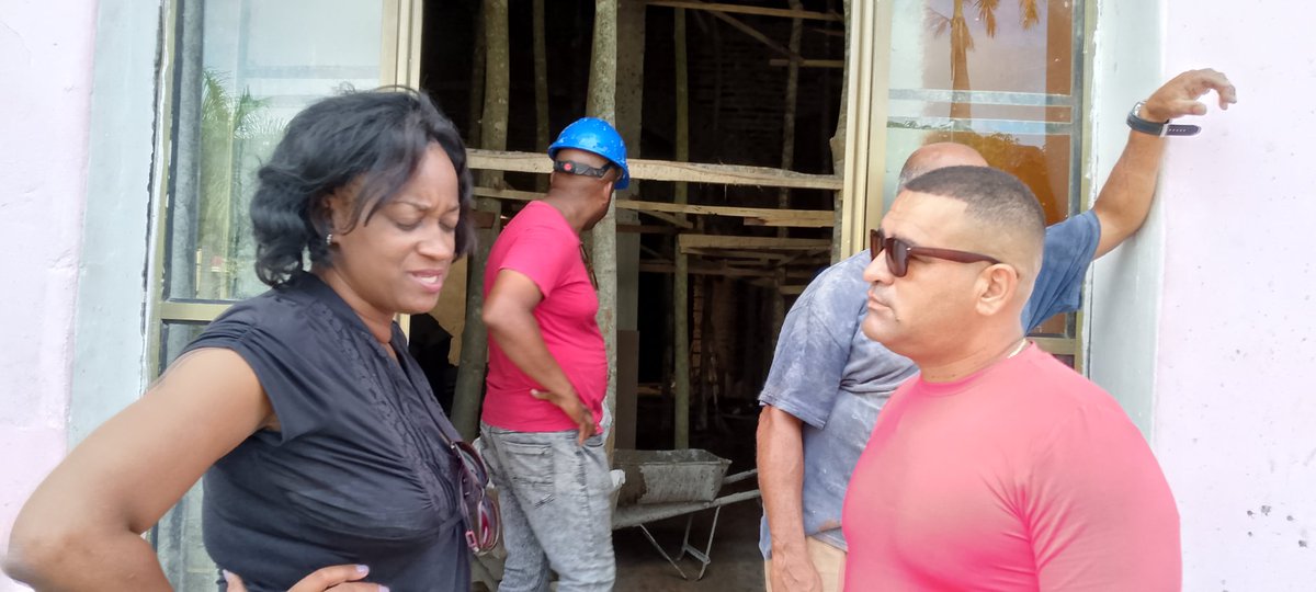 Intercambia <a href="/EkaterinaGowen/">Ekaterina Gowen Dickinson</a> secretaria general de @CtcProvincialSS  con trabajadores que están a pie de obra para cumplir con el compromiso de entrega por éste #SanctiSpíritusEn26 #SanctiSpíritusEnMarcha #PorCubaJuntosCreamos #22CongresoCTC <a href="/UlisesGuilarte/">Ulises Guilarte de Nacimiento</a> @CubaCentral