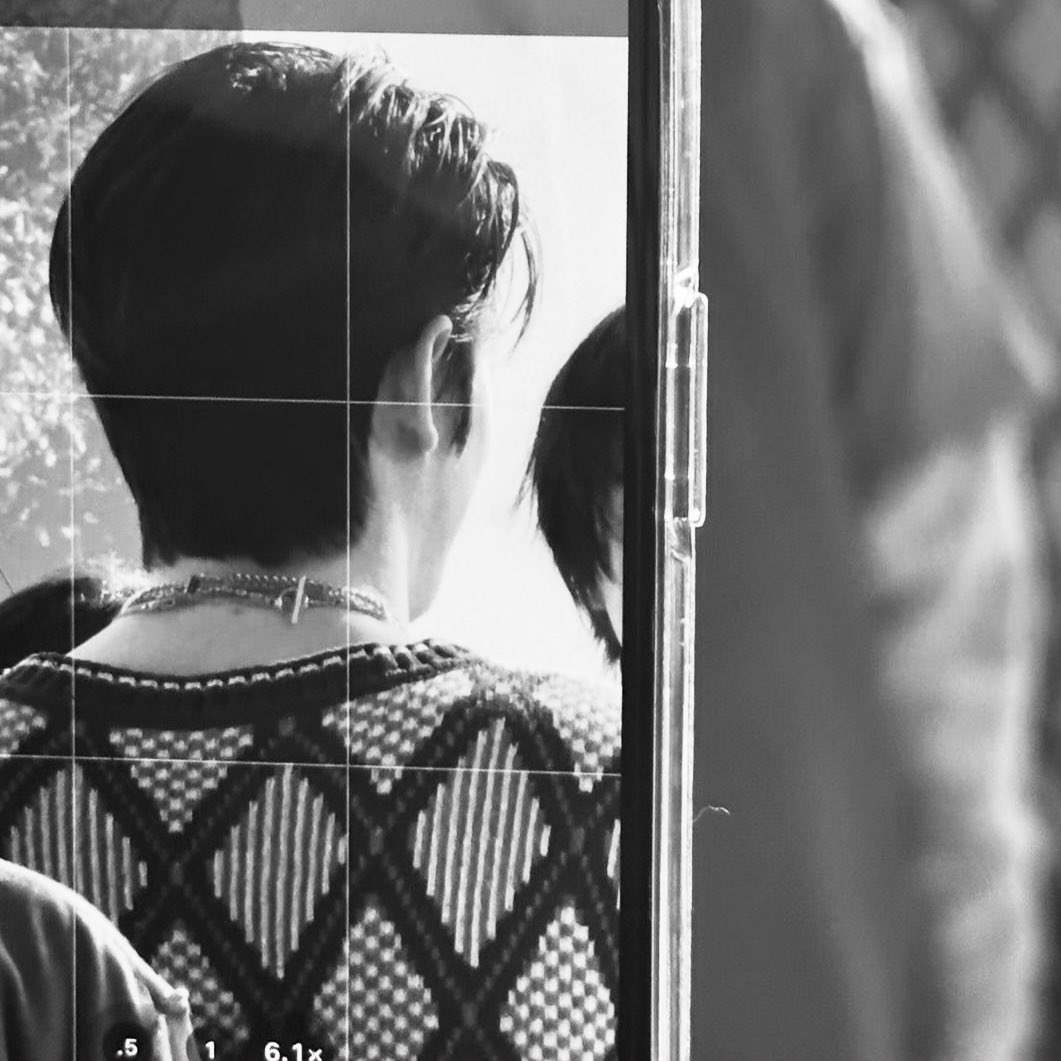 Brxipda's tweet image. 내가 사진 촬영을 하는 동안 여자친구가 4K로 내 사진을 찍는 달콤한 순간이었어. 그녀의 귀여움에 참을 수 없어서 그녀에게 키스를 날렸어. 그리고 내 새로운 조끼 스타일도 마음에 들어.