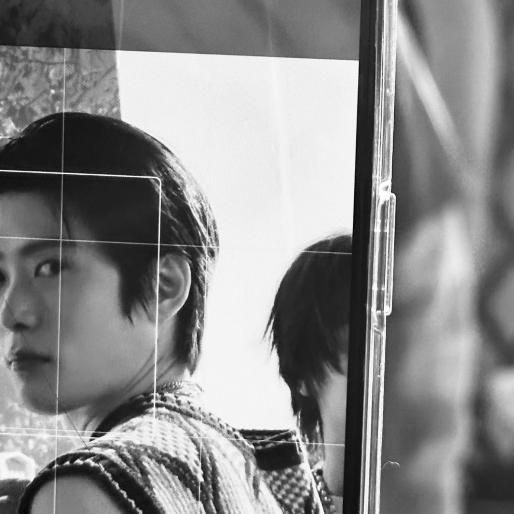 Brxipda's tweet image. 내가 사진 촬영을 하는 동안 여자친구가 4K로 내 사진을 찍는 달콤한 순간이었어. 그녀의 귀여움에 참을 수 없어서 그녀에게 키스를 날렸어. 그리고 내 새로운 조끼 스타일도 마음에 들어.